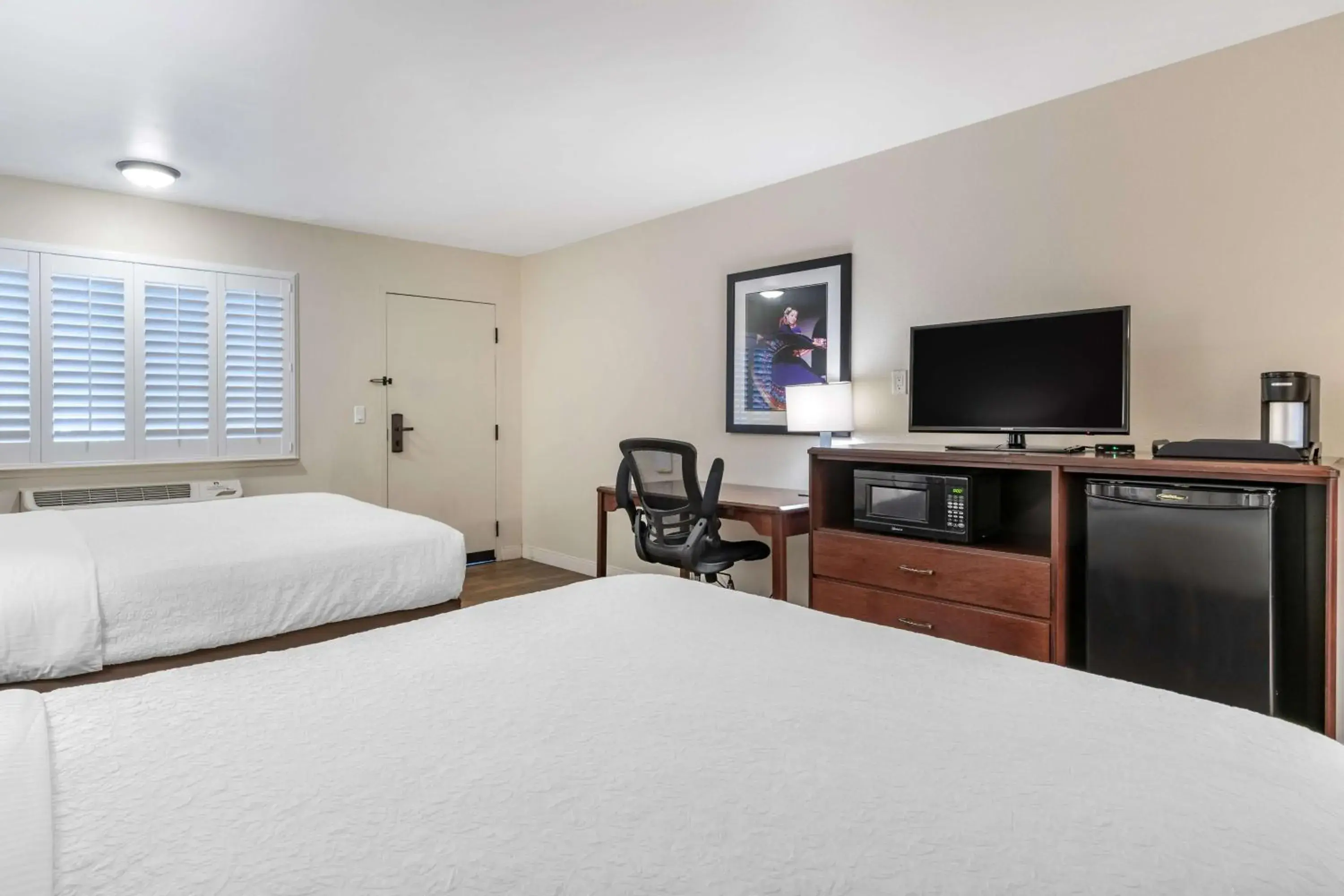 Queen Room with Two Queen Beds - Non-Smoking in Best Western Rose Garden Inn Queen Room with Two Queen Beds - Non-Smoking in Best Western Rose Garden Inn