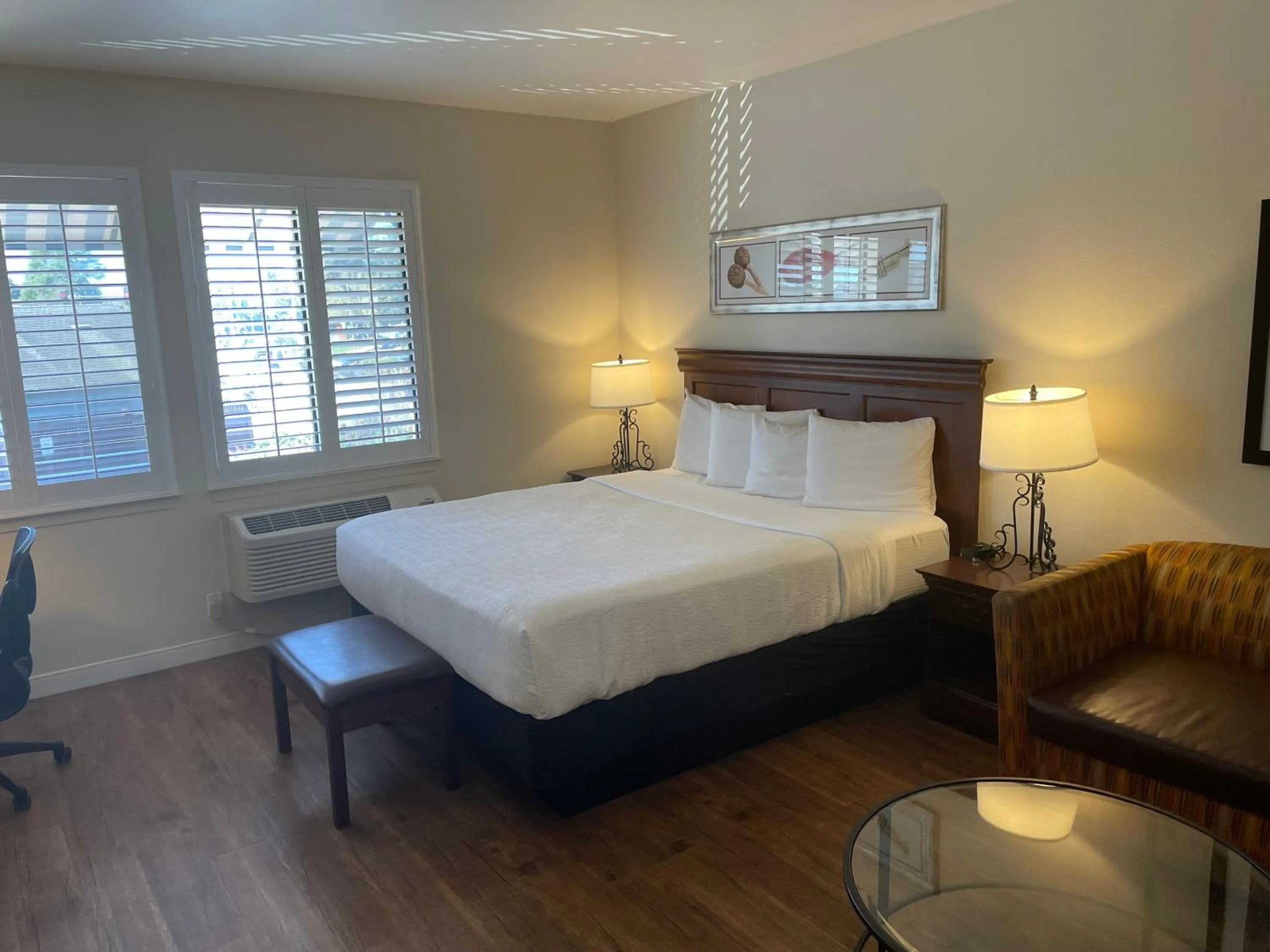 Bedroom, Bed in Best Western Rose Garden Inn