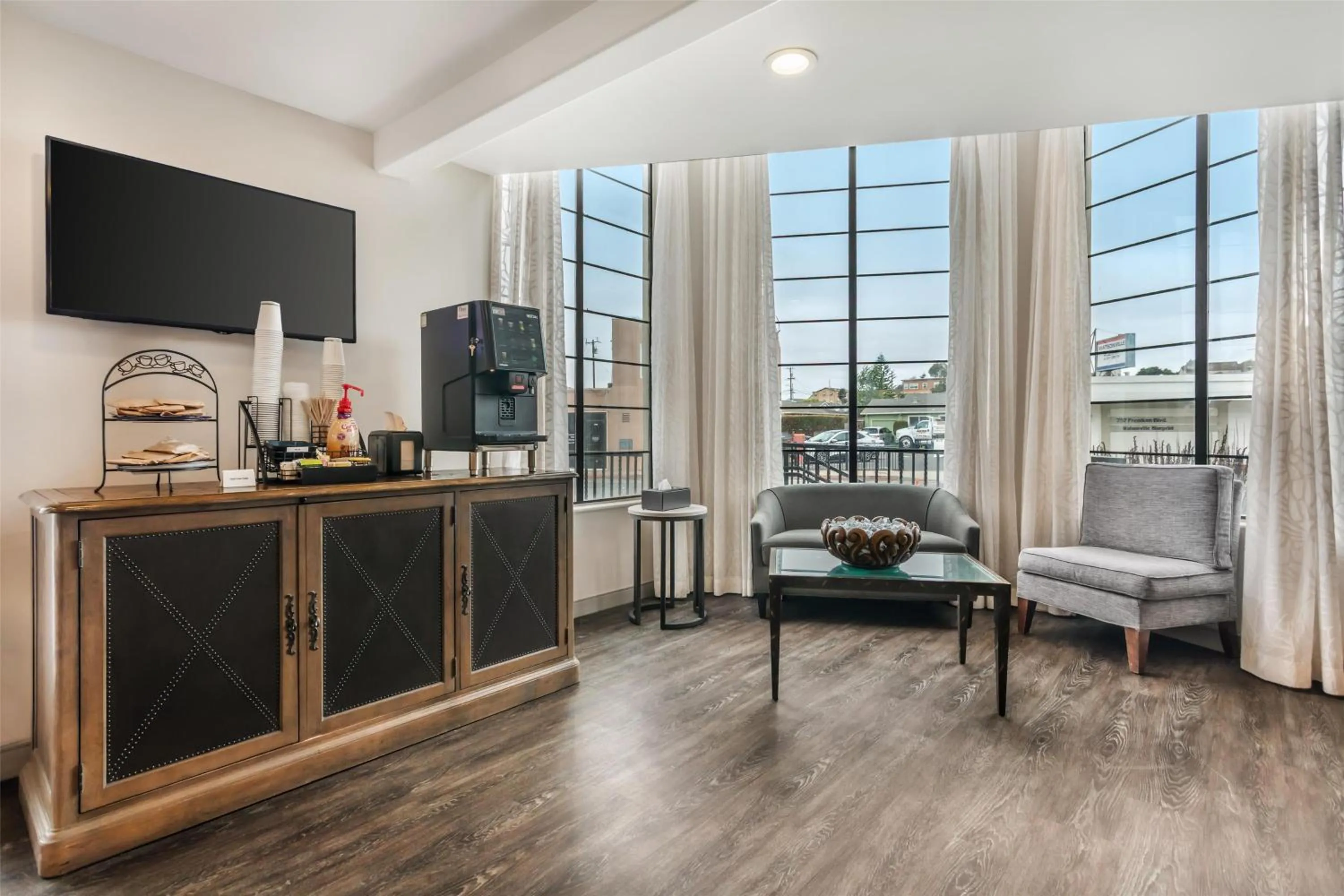 Lobby or reception in Best Western Rose Garden Inn