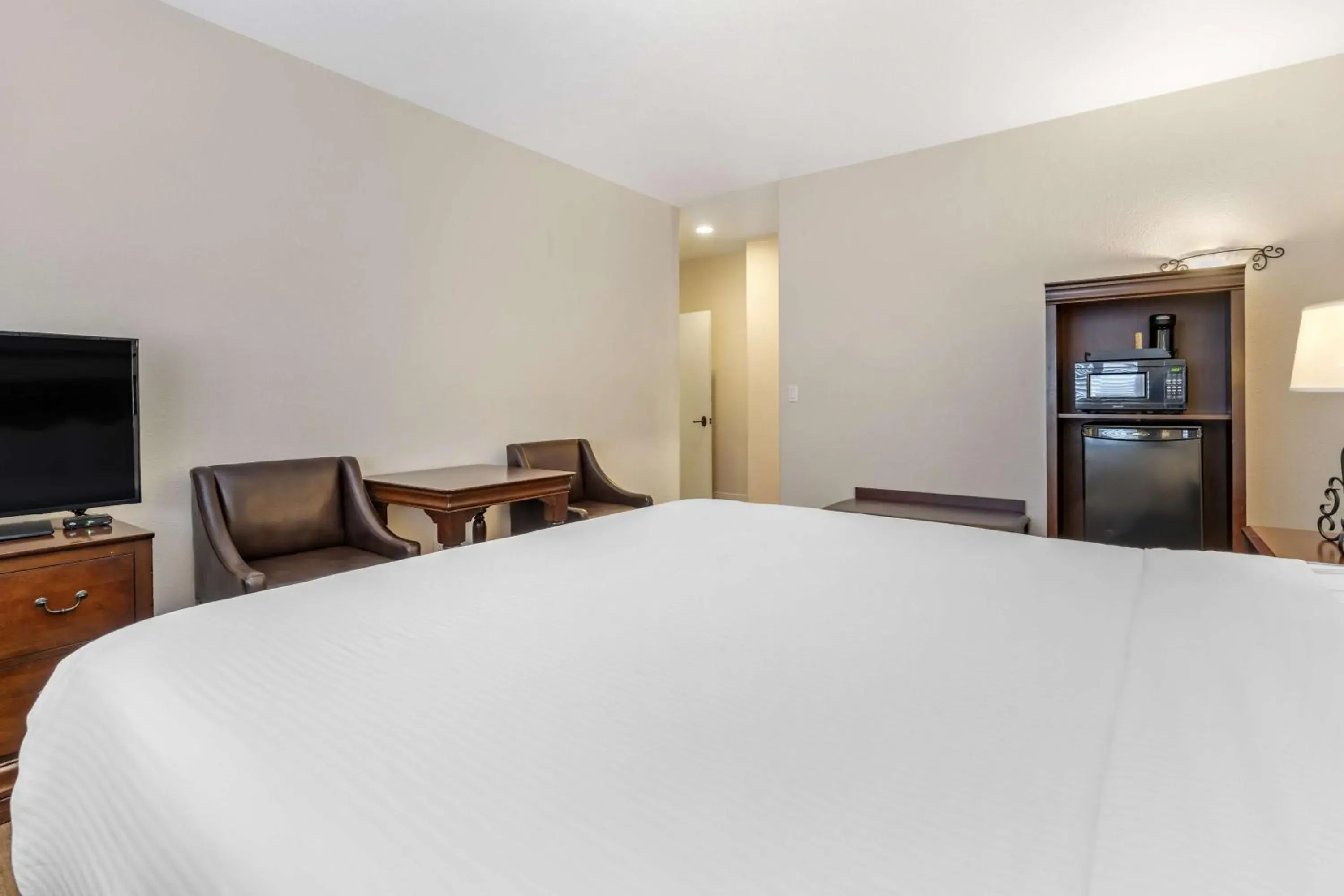 Two-Bedroom King Suite with Queen Bed in Best Western Rose Garden Inn Two-Bedroom King Suite with Queen Bed in Best Western Rose Garden Inn