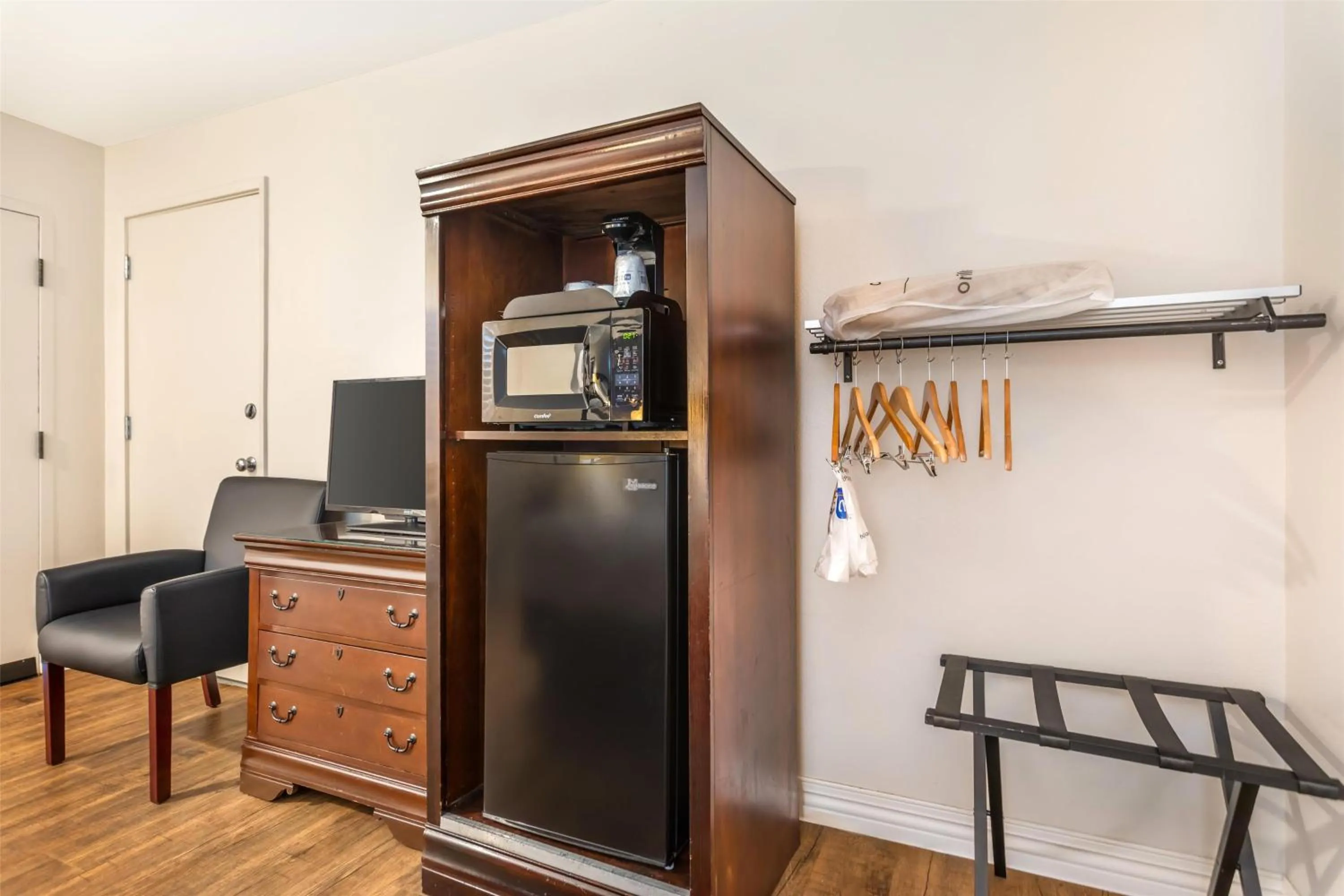 Bedroom in Best Western Rose Garden Inn