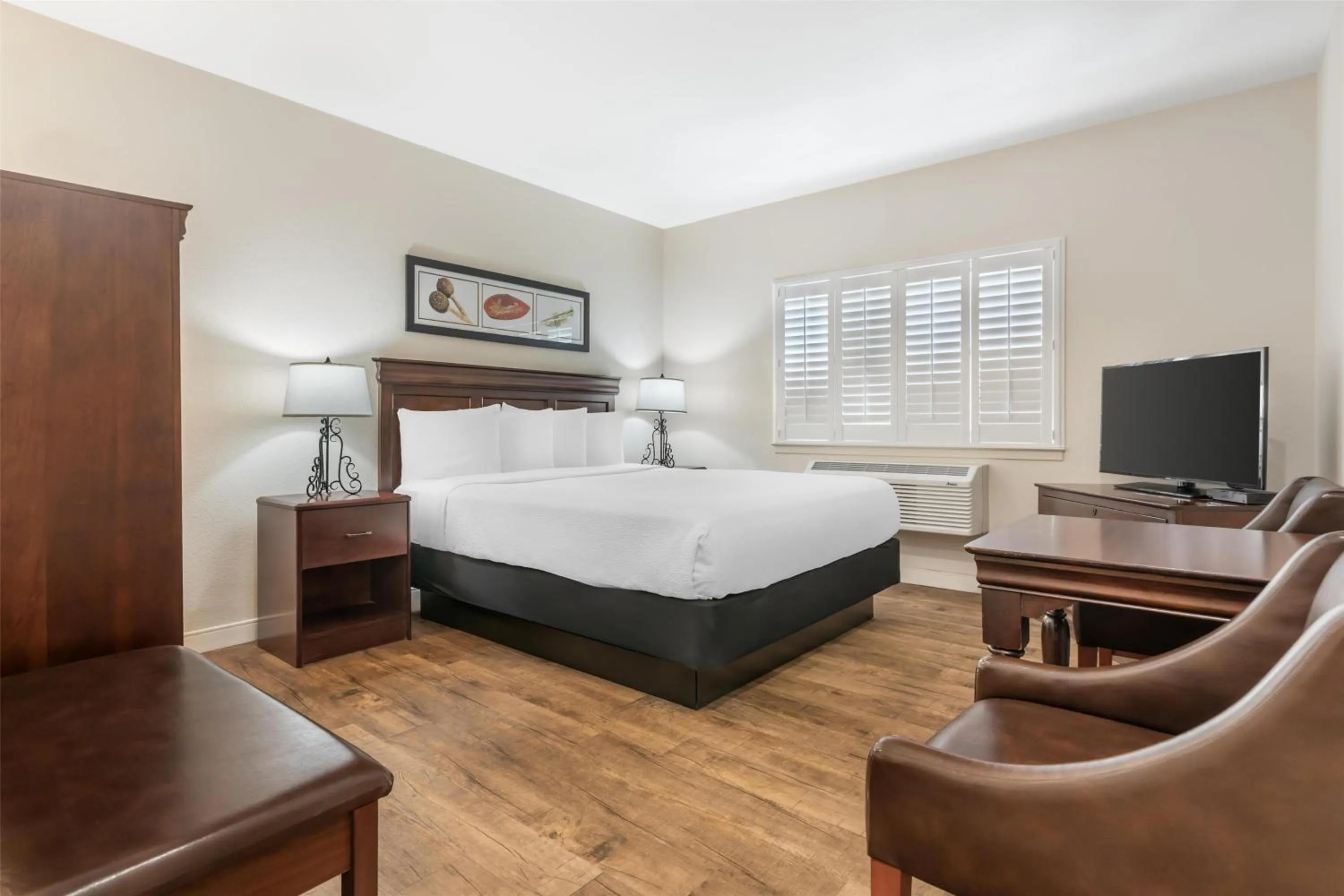 Photo of the whole room, Bed in Best Western Rose Garden Inn