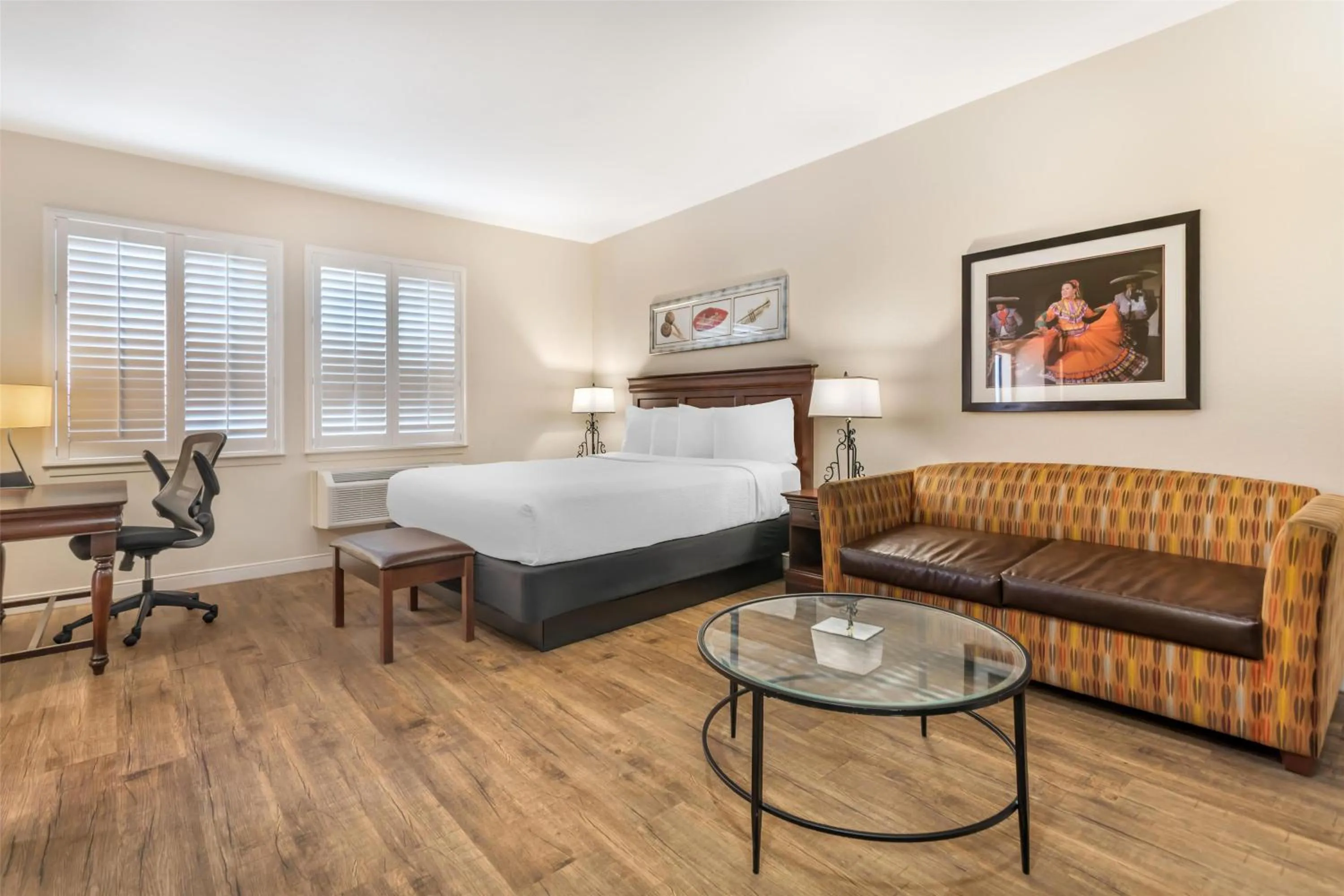 Bedroom, Bed in Best Western Rose Garden Inn