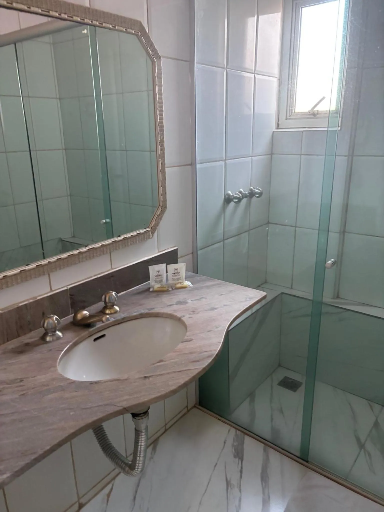 Bathroom in Tamareiras Park Hotel