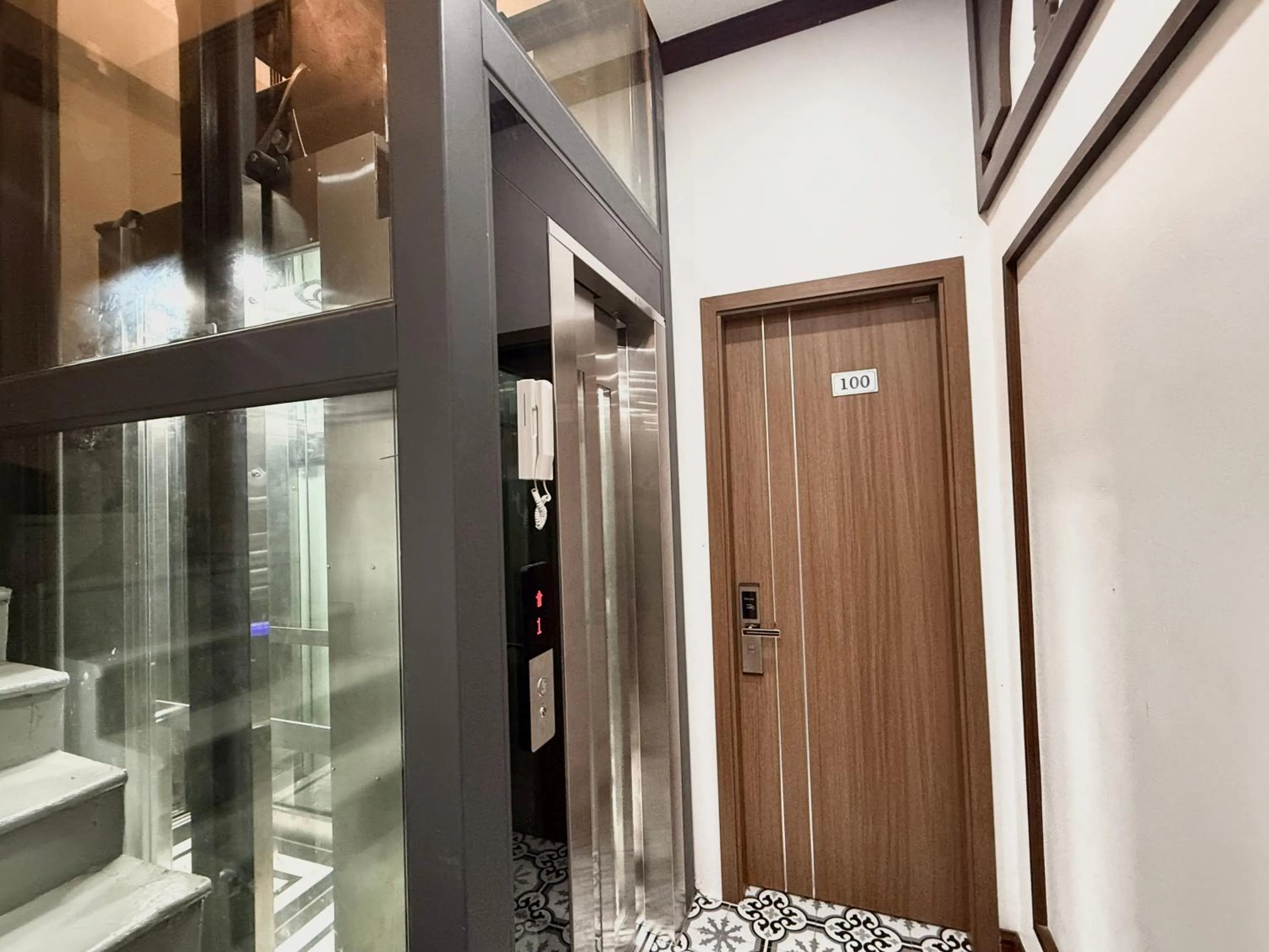 elevator in The Queen Hotel & Spa 2