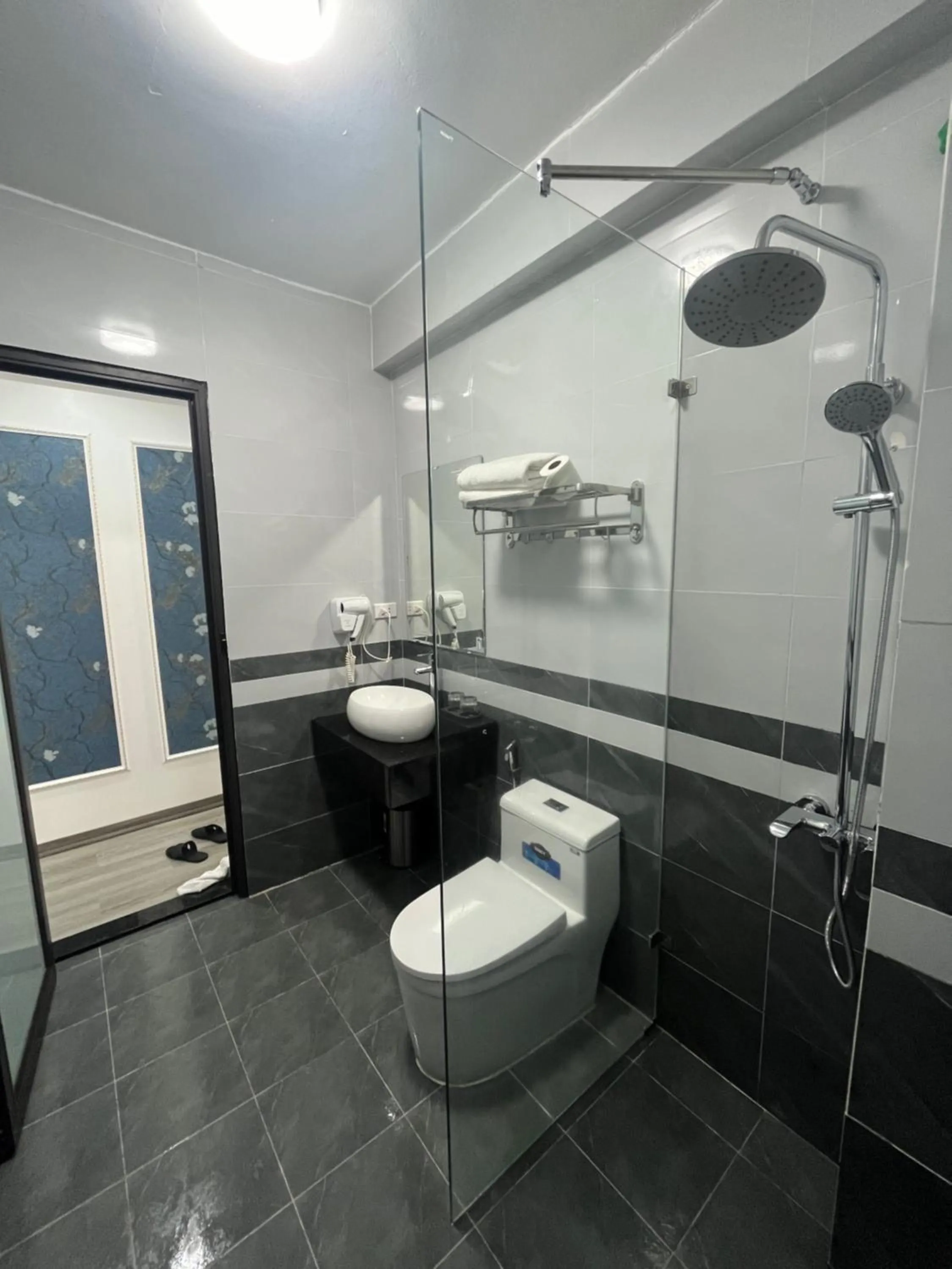 Shower in The Queen Hotel & Spa 2