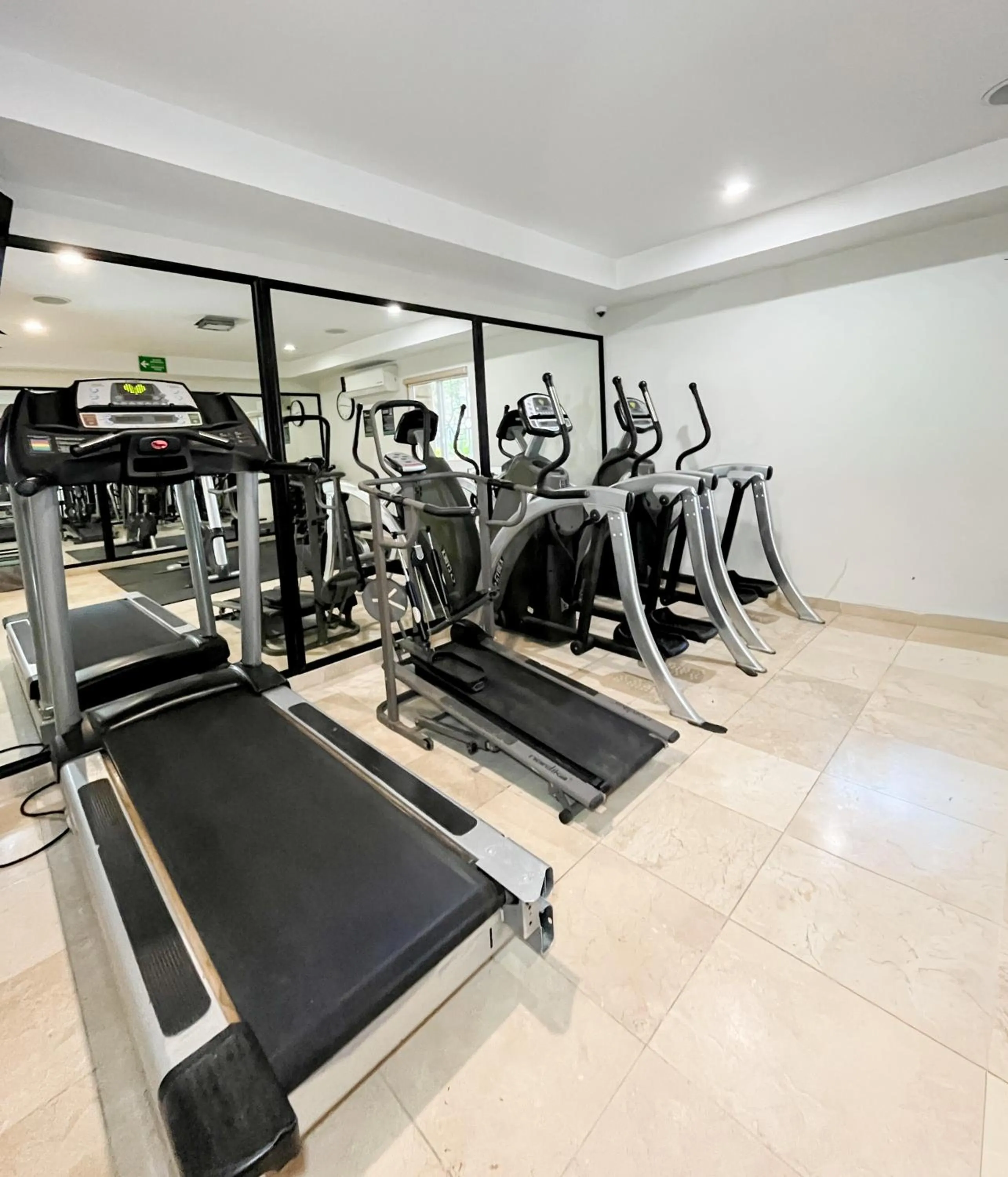 Fitness centre/facilities in Quality Inn Mazatlan