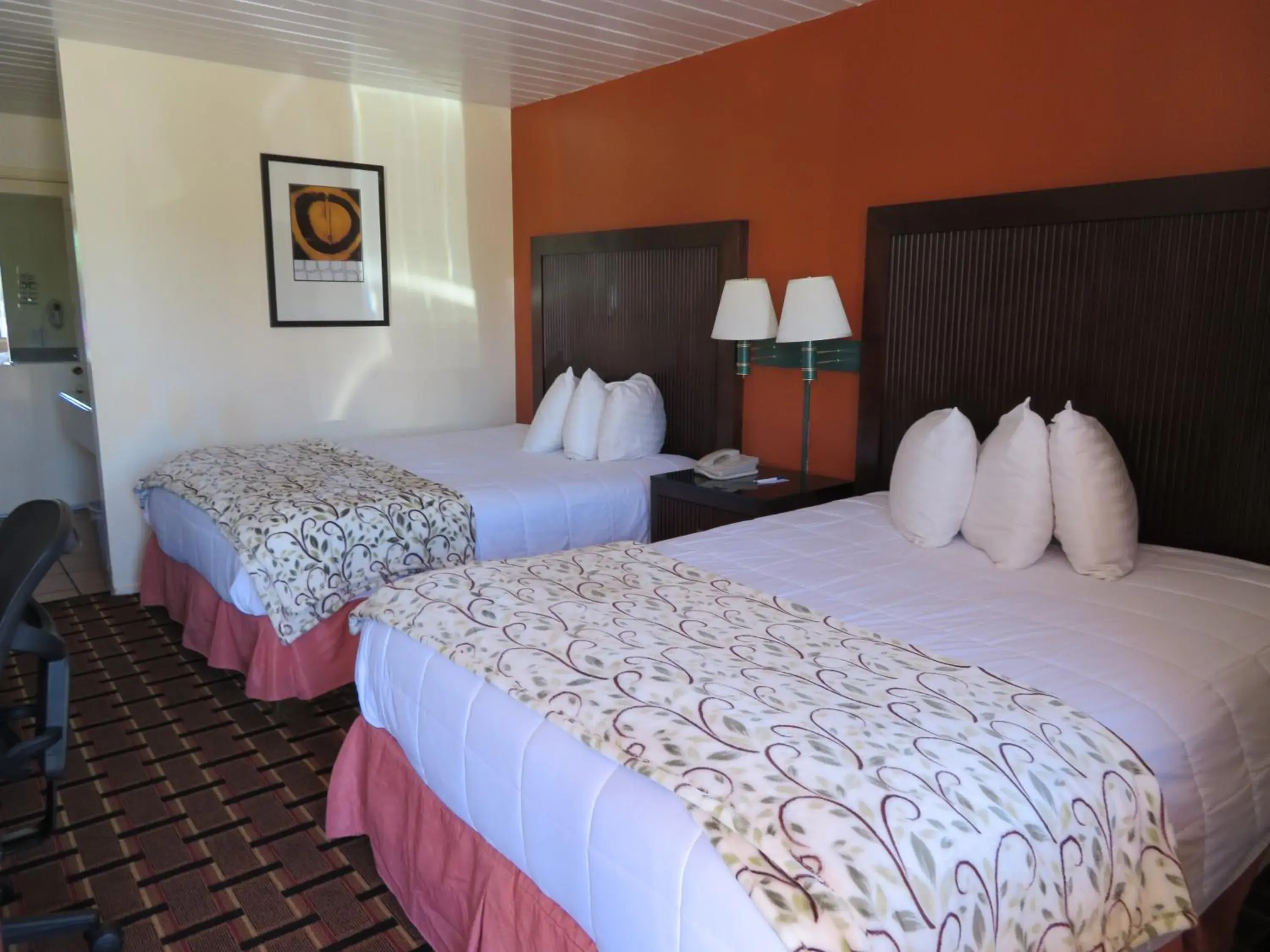 Queen Room with Two Queen Beds - Non-Smoking in Royal Crest Motel Queen Room with Two Queen Beds - Non-Smoking in Royal Crest Motel