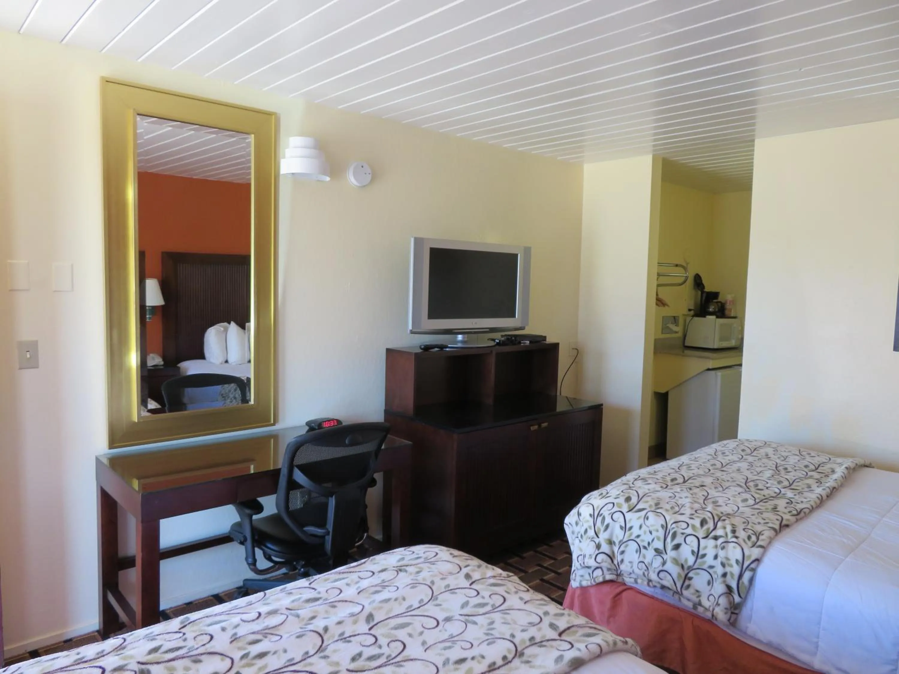 Bed in Royal Crest Motel