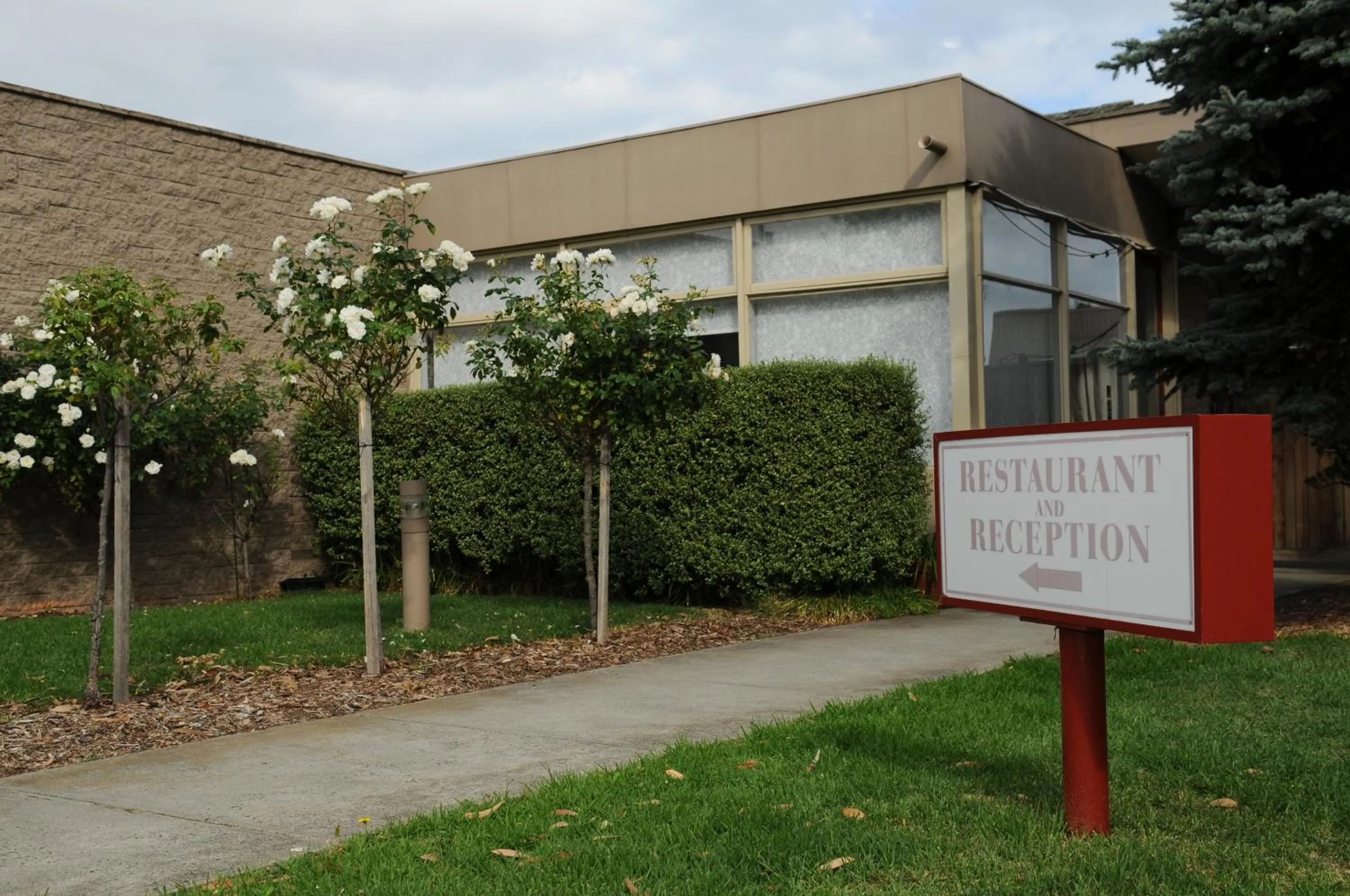 Property building in Peninsula Motor Inn