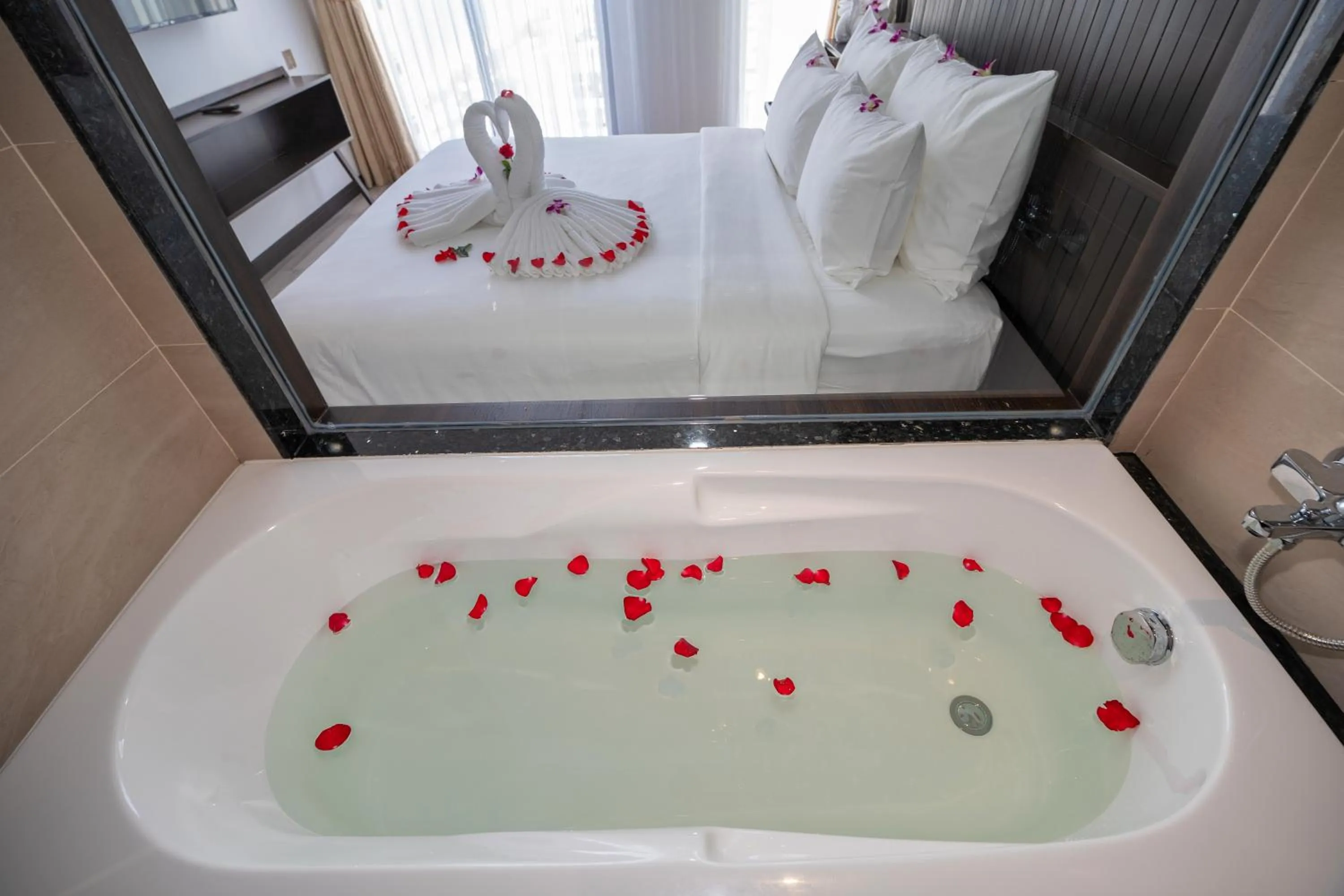 Bathroom, Bed in Majestic Premium Hotel