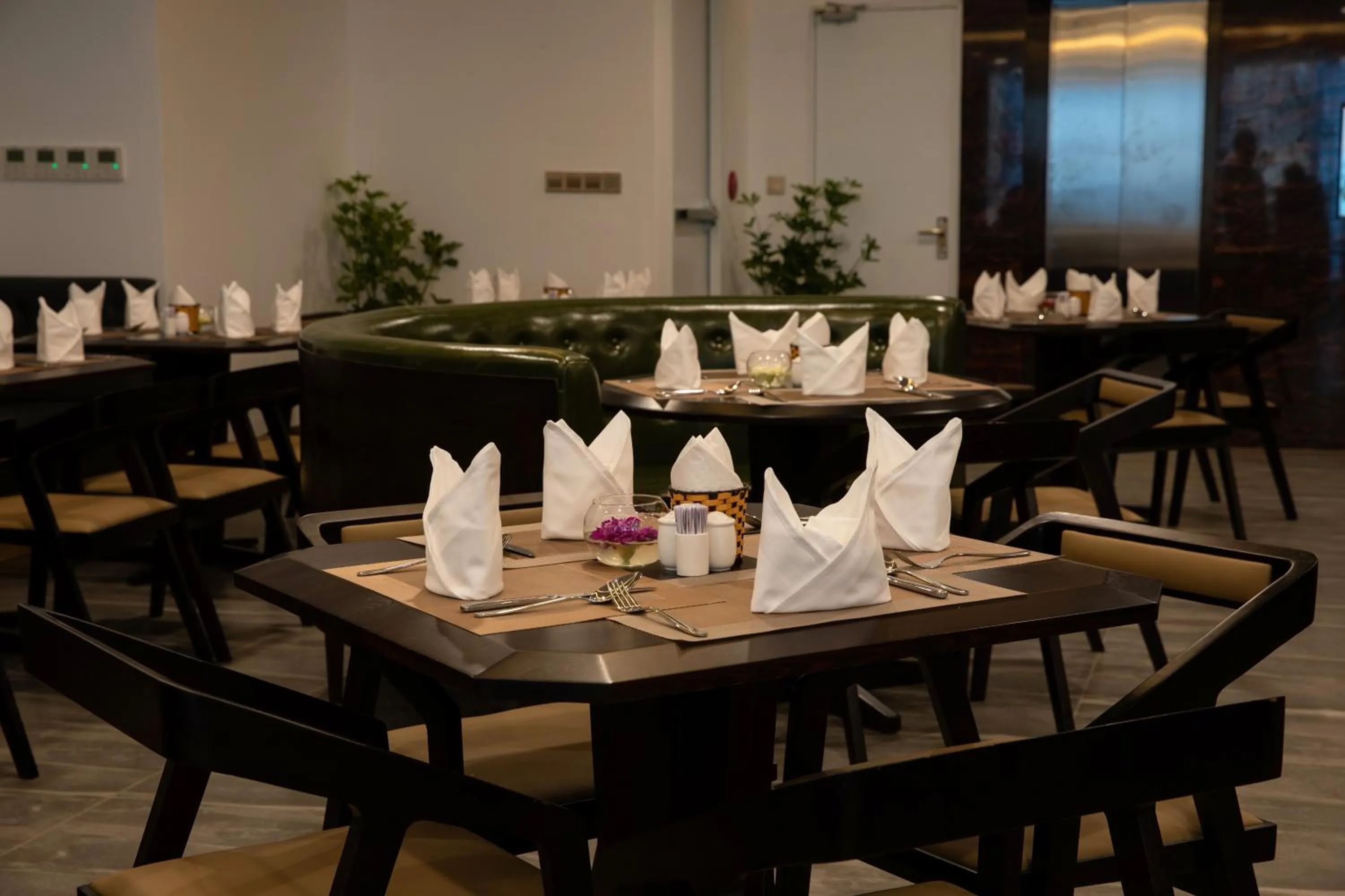 Restaurant/places to eat in Majestic Premium Hotel