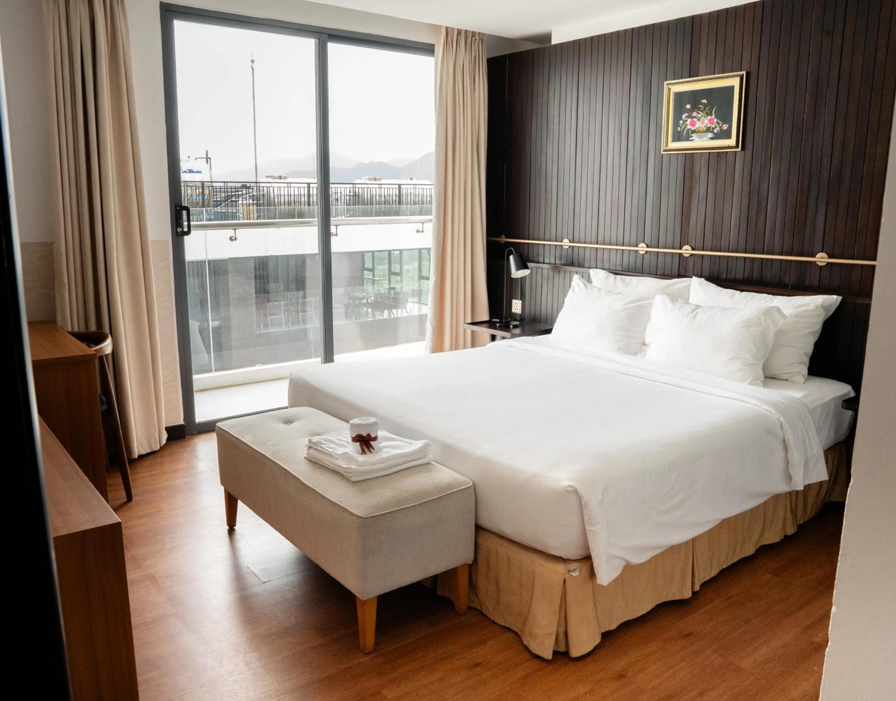 Bedroom, Bed in Majestic Premium Hotel