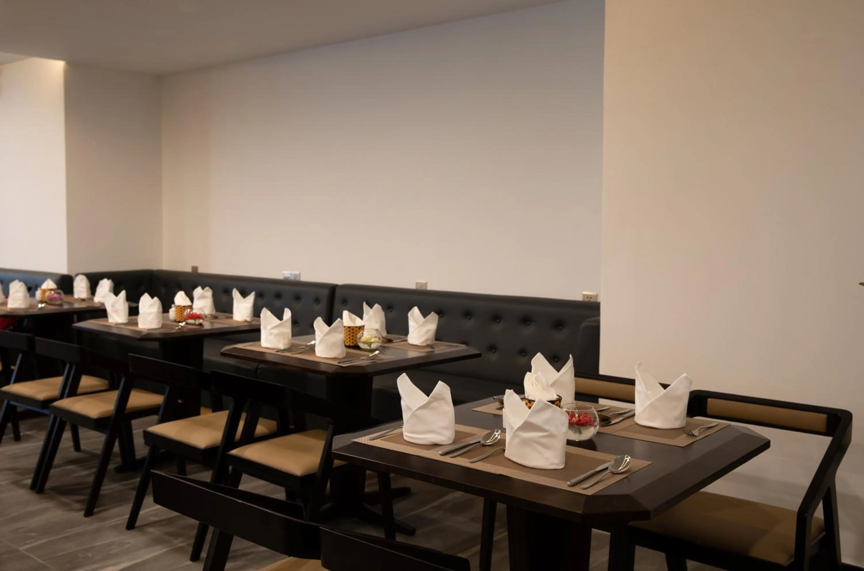 Restaurant/places to eat in Majestic Premium Hotel