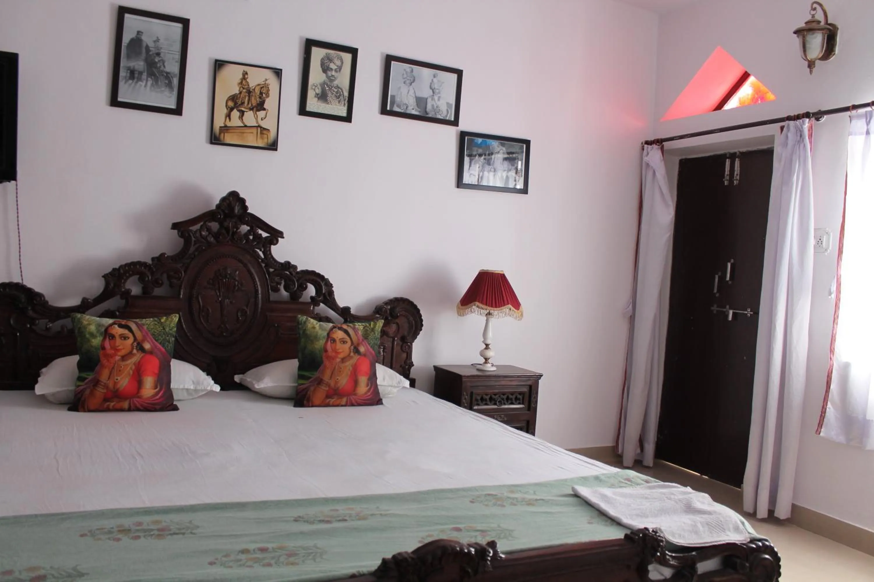 Bed in Kesar Heritage Boutique Home Stay