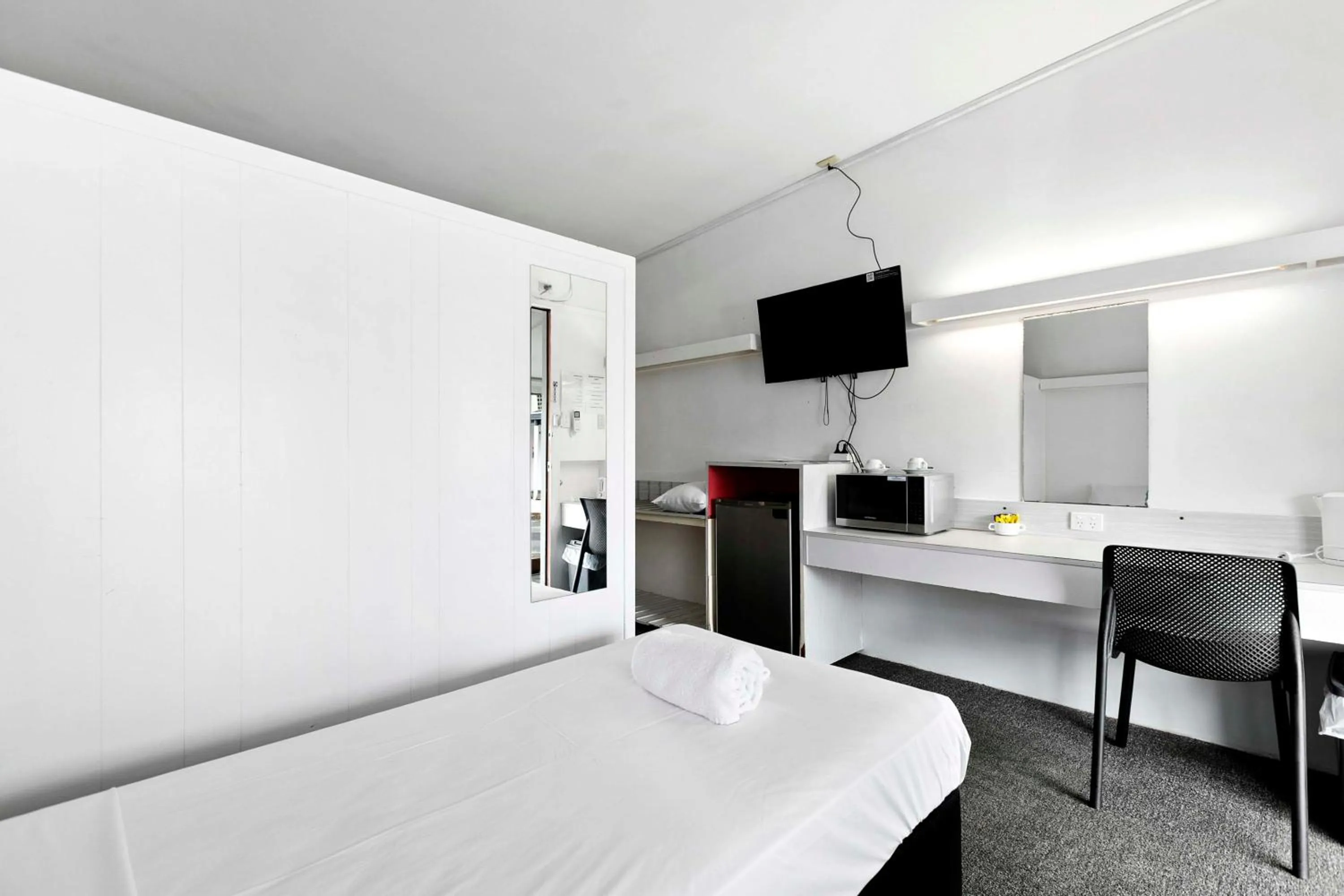 Bedroom, Bed in Arkana Motel Maryborough, SureStay Collection by Best Western