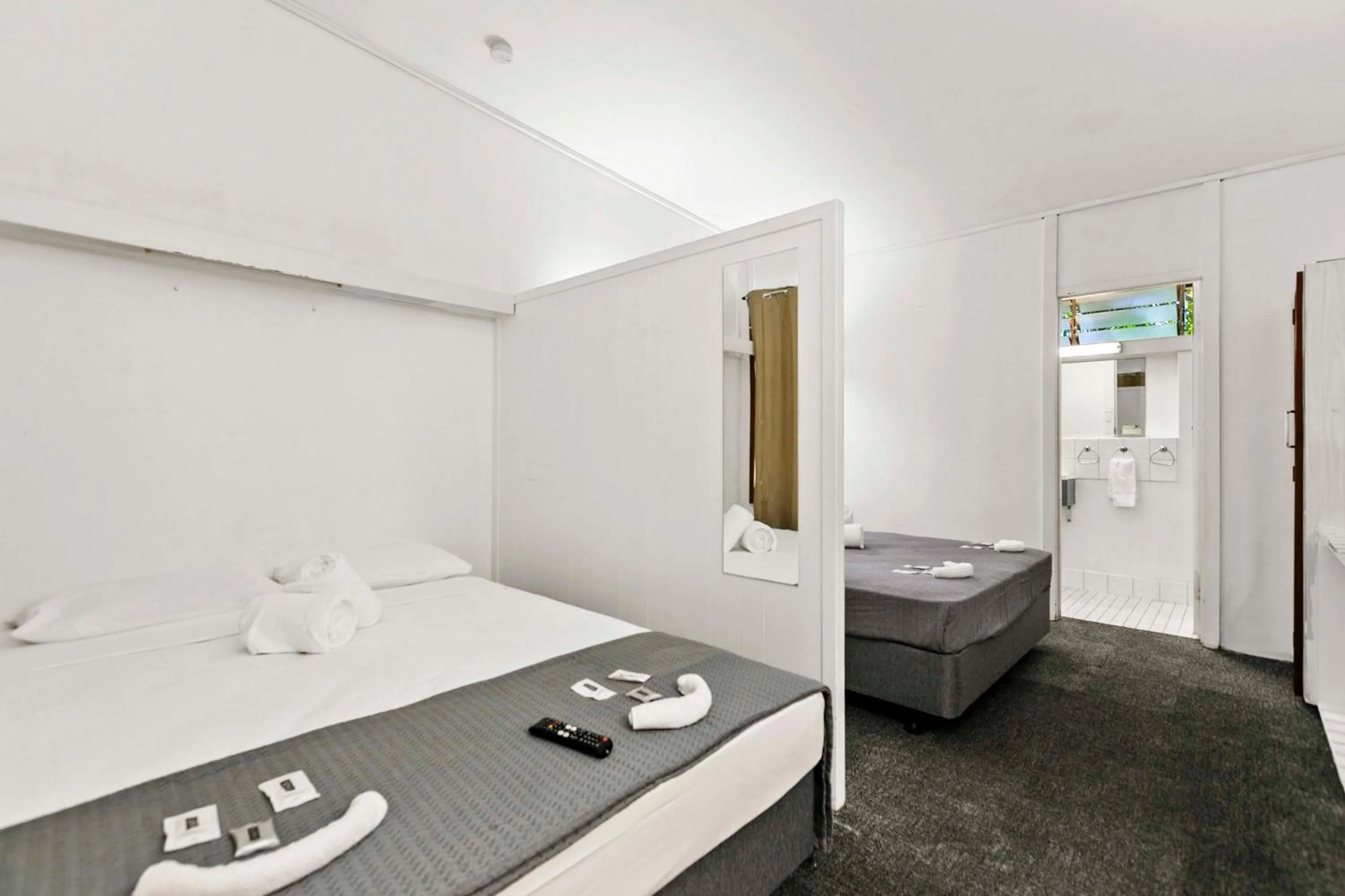 Bathroom, Bed in Arkana Motel