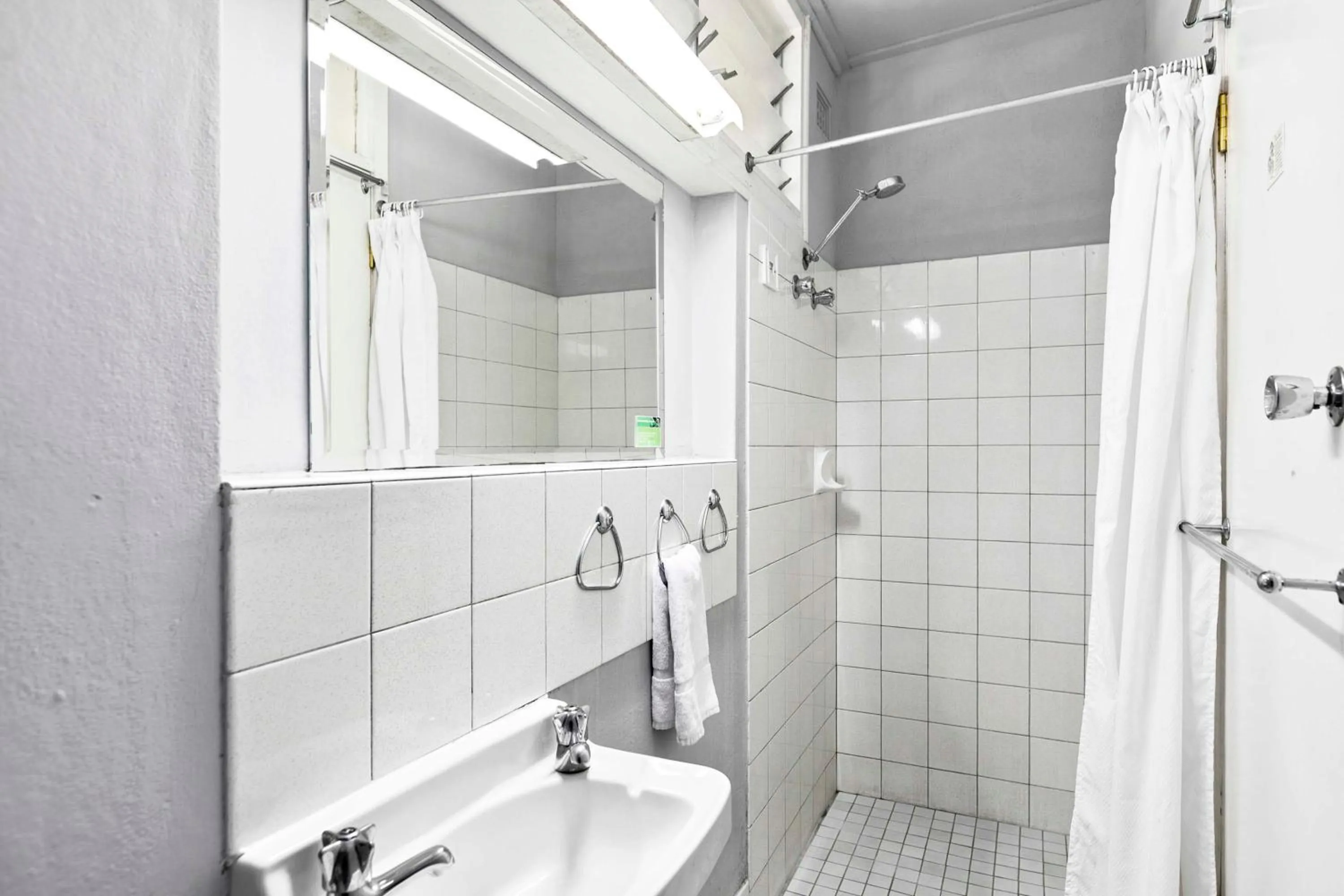 Bathroom in Arkana Motel