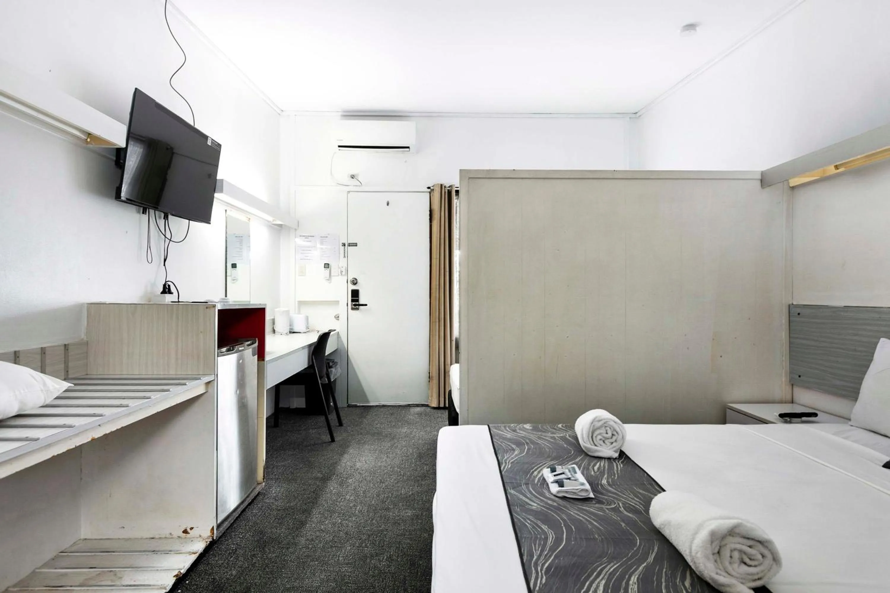 Bedroom, Bed in Arkana Motel Maryborough, SureStay Collection by Best Western
