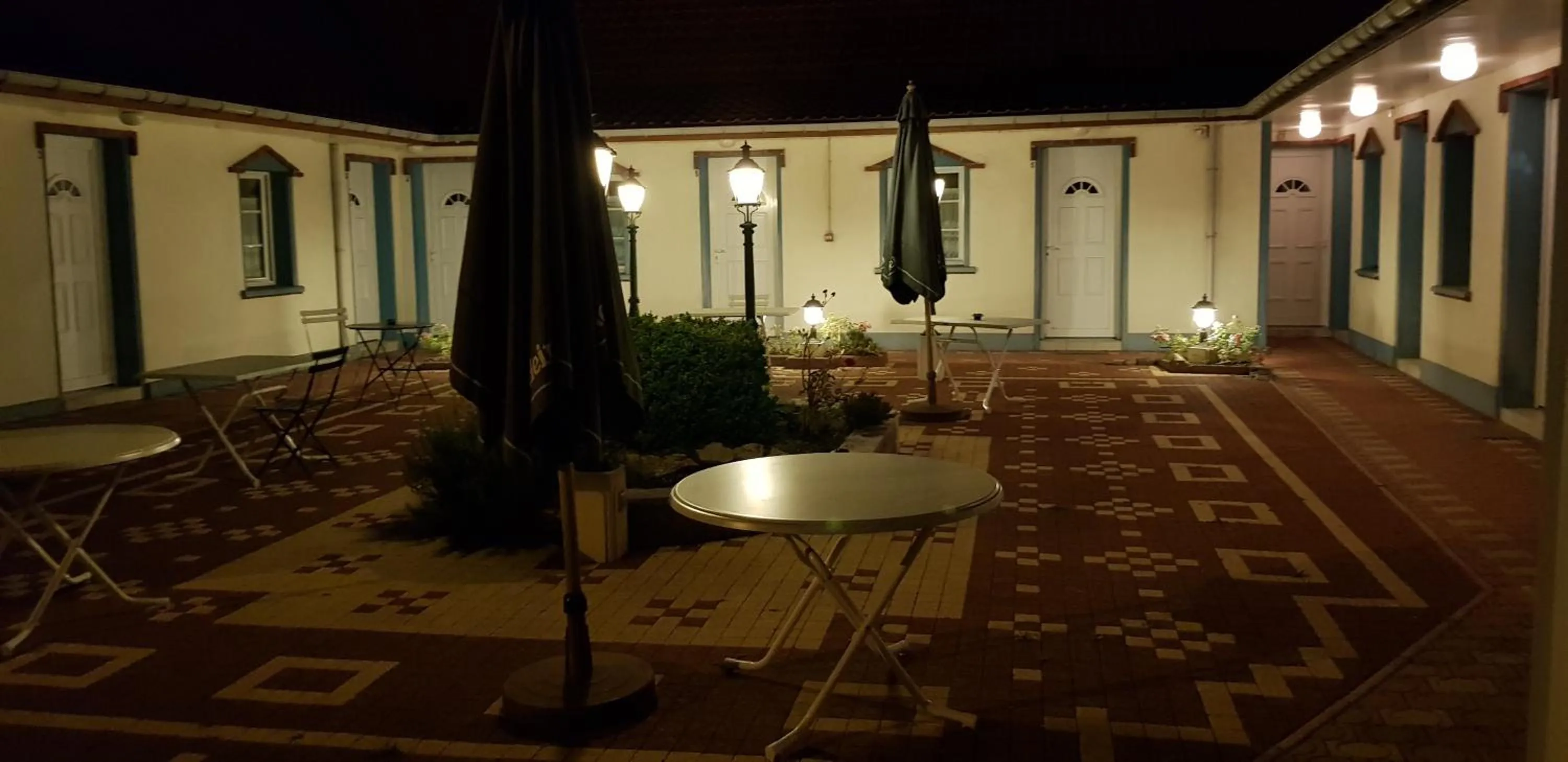 Patio in LOGIS - Hôtel & restaurant "L'envie des mets"