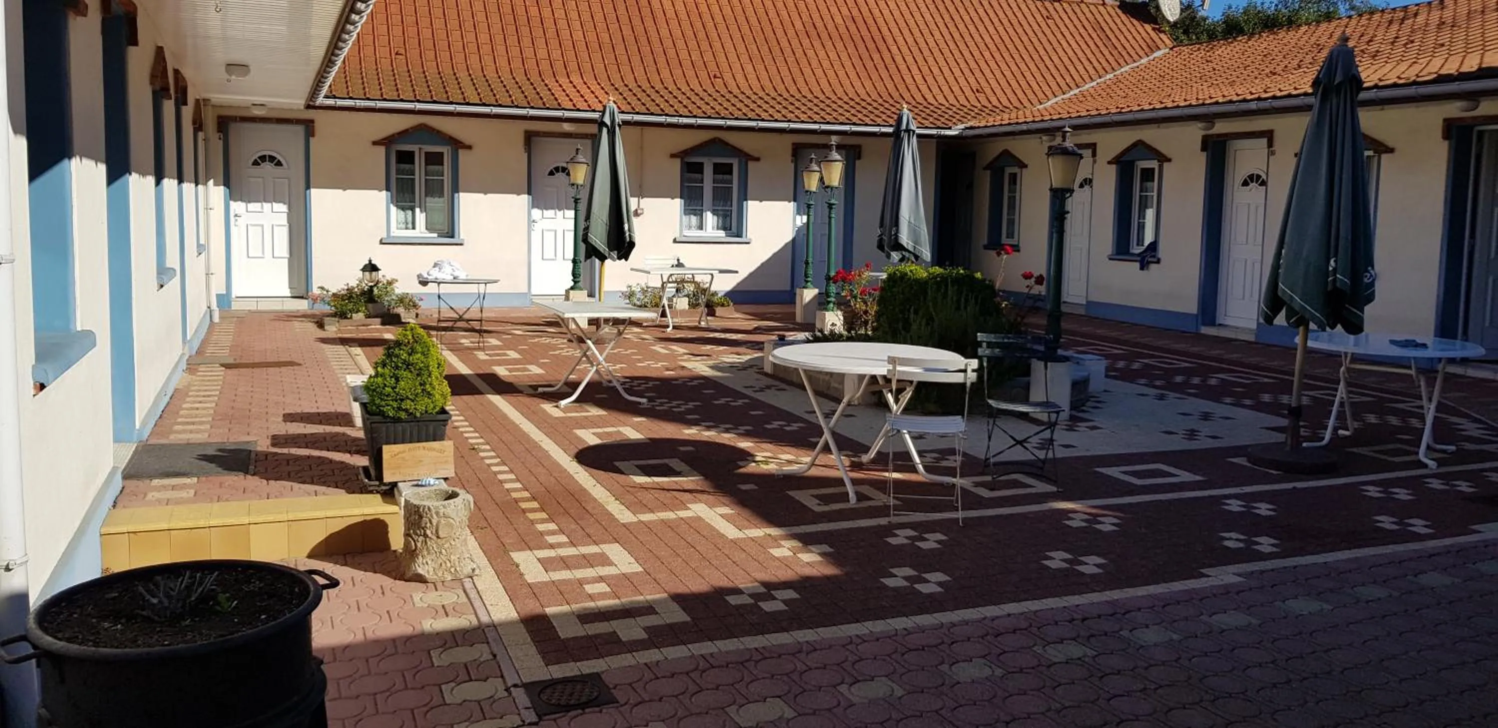 Patio in LOGIS - Hôtel & restaurant "L'envie des mets"