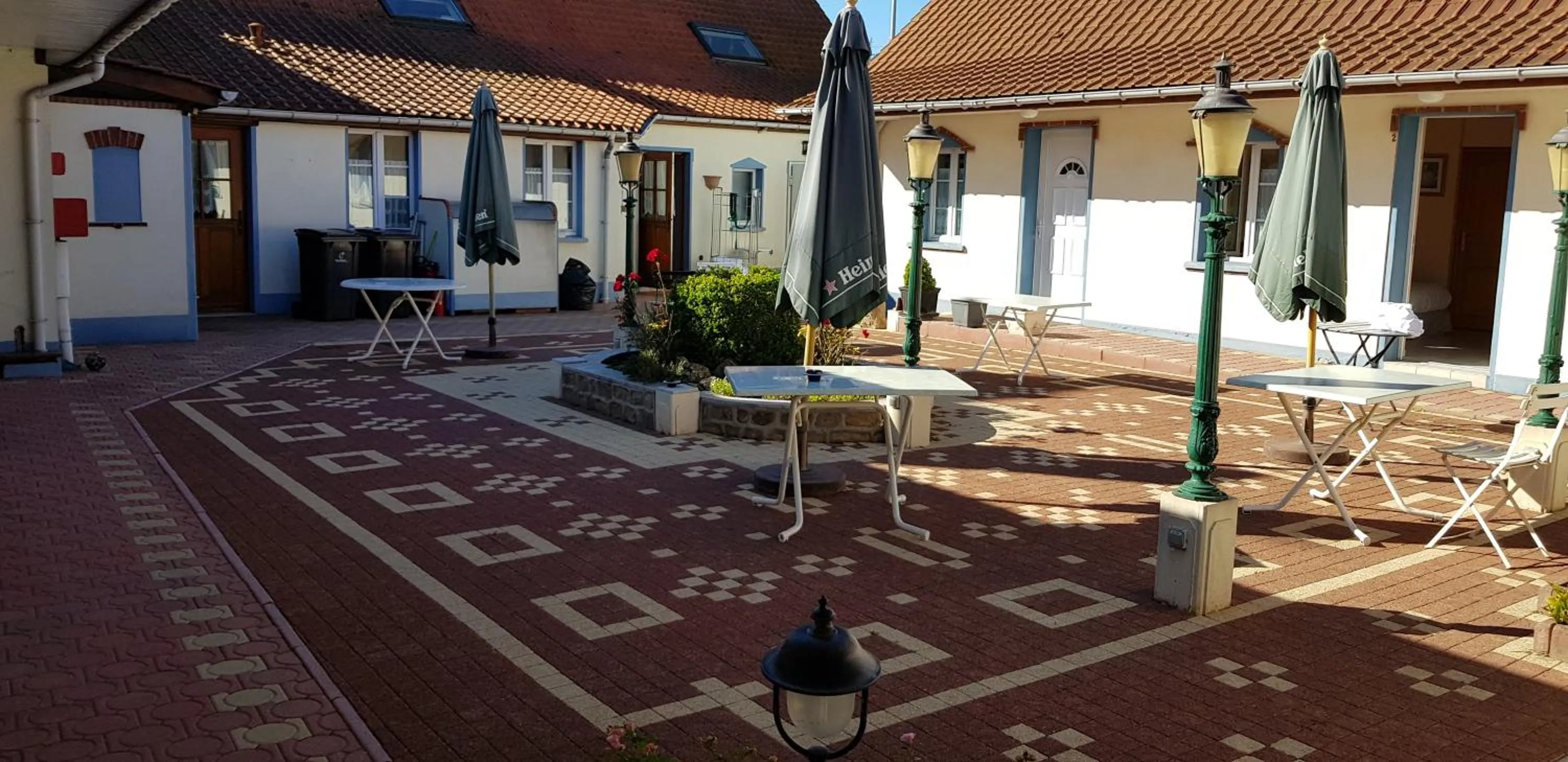 Patio in LOGIS - Hôtel & restaurant "L'envie des mets"