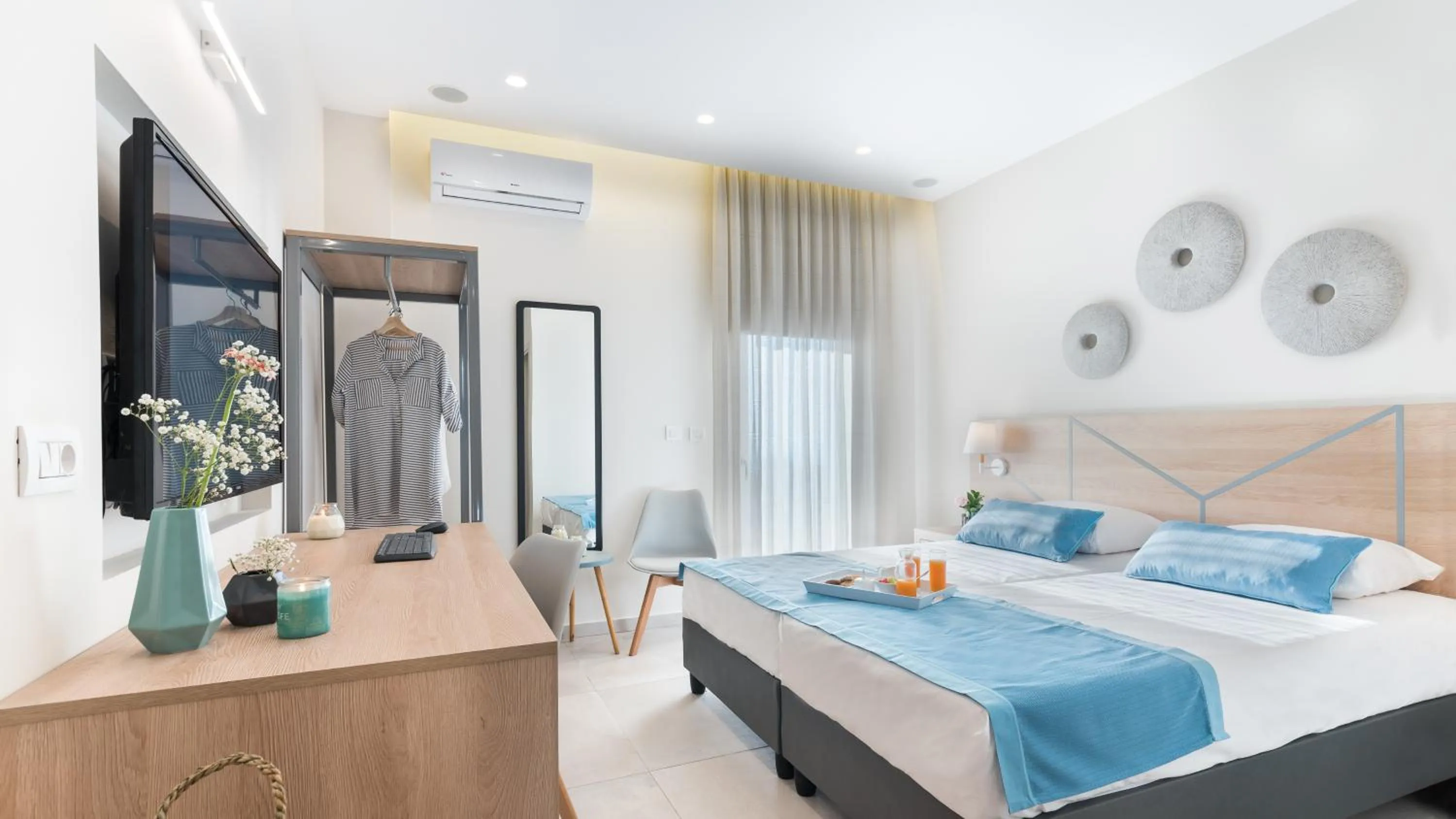 Time of day, Bed in Santorini Main Square