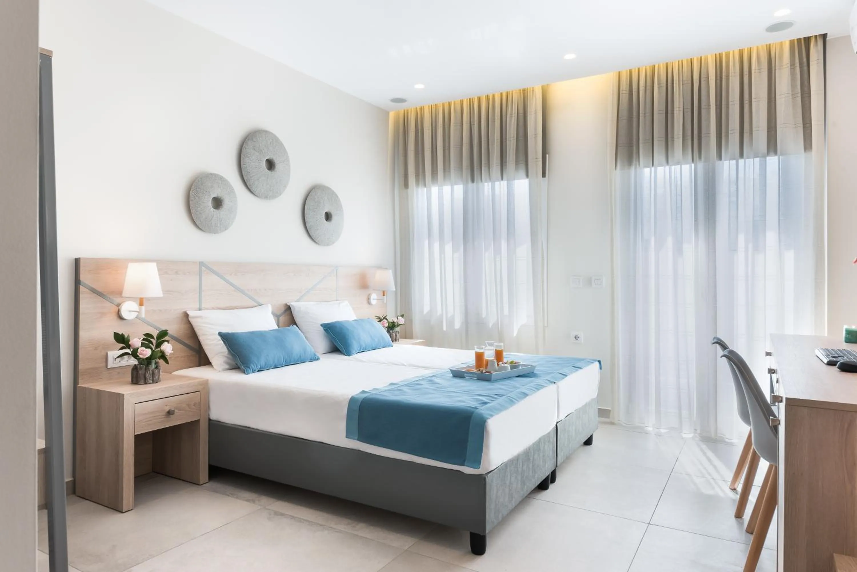 Time of day, Bed in Santorini Main Square