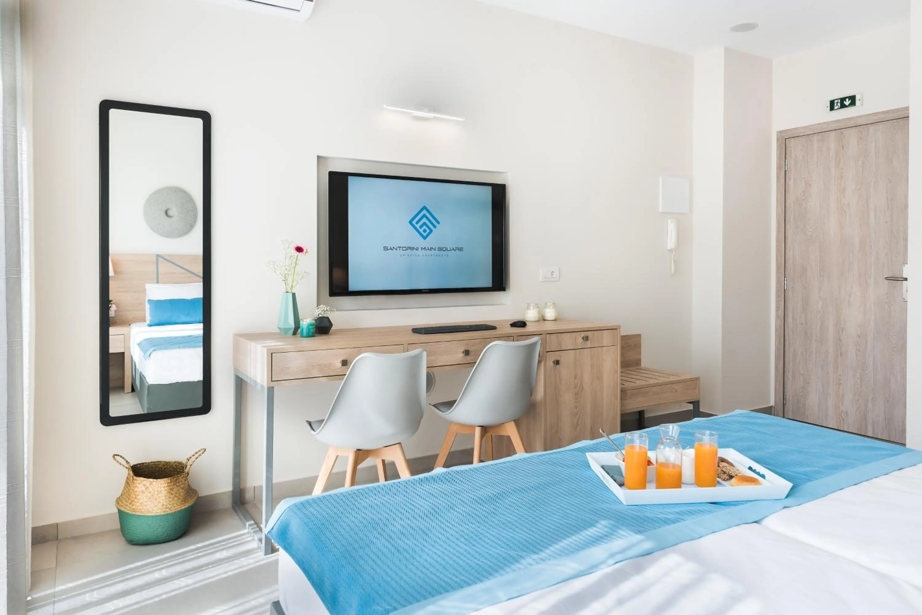 Time of day, Bed in Santorini Main Square