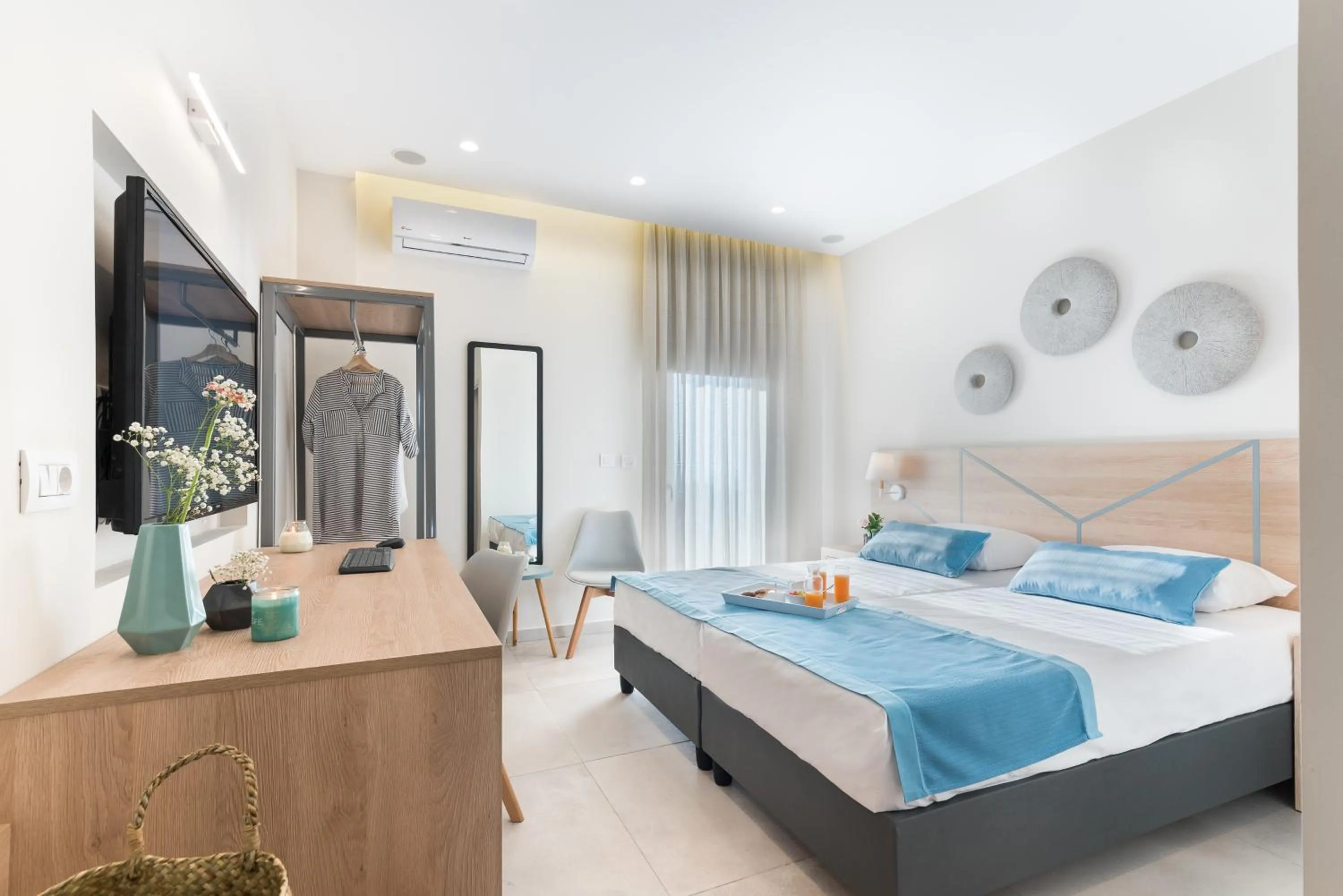 Time of day, Bed in Santorini Main Square