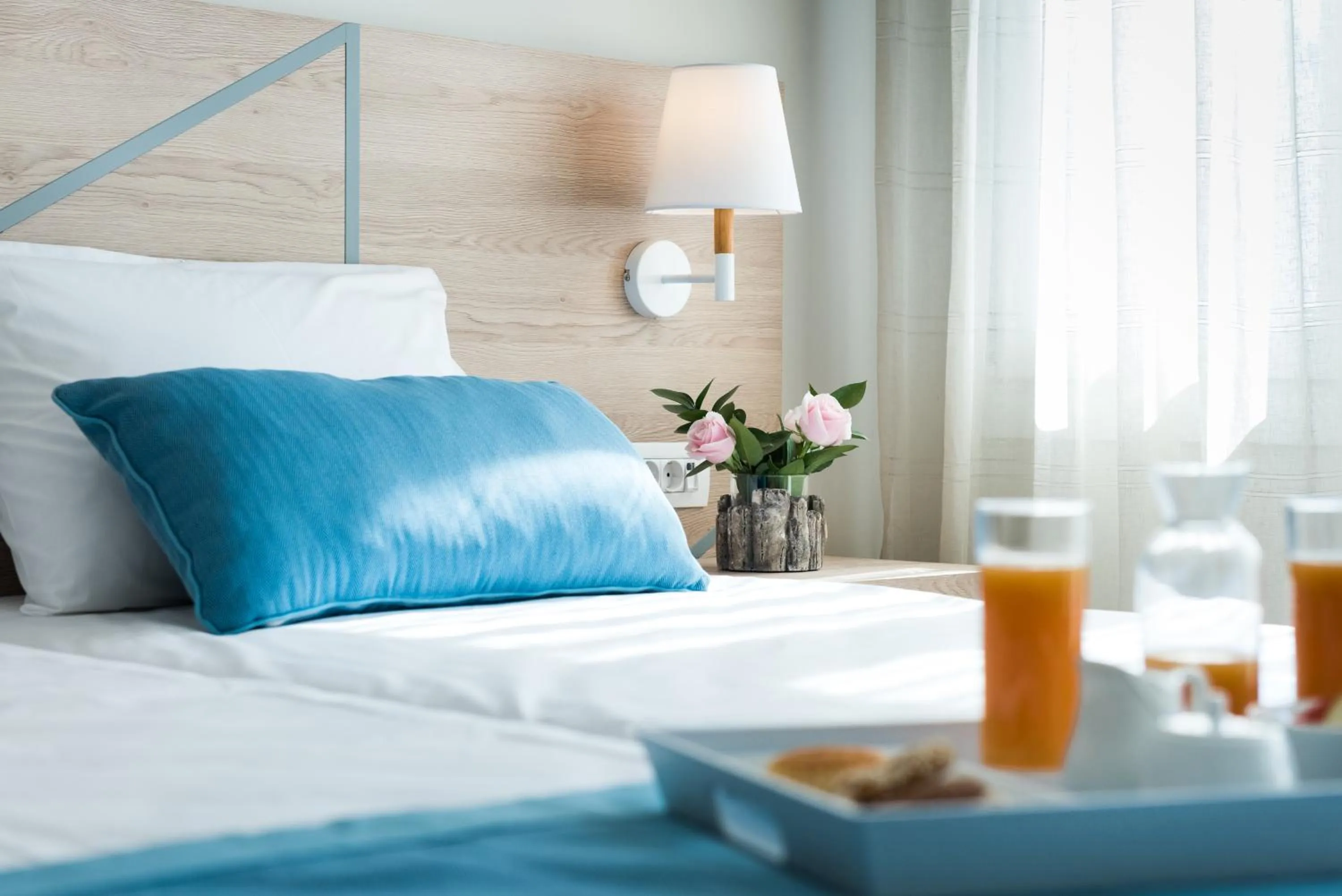 Time of day, Bed in Santorini Main Square