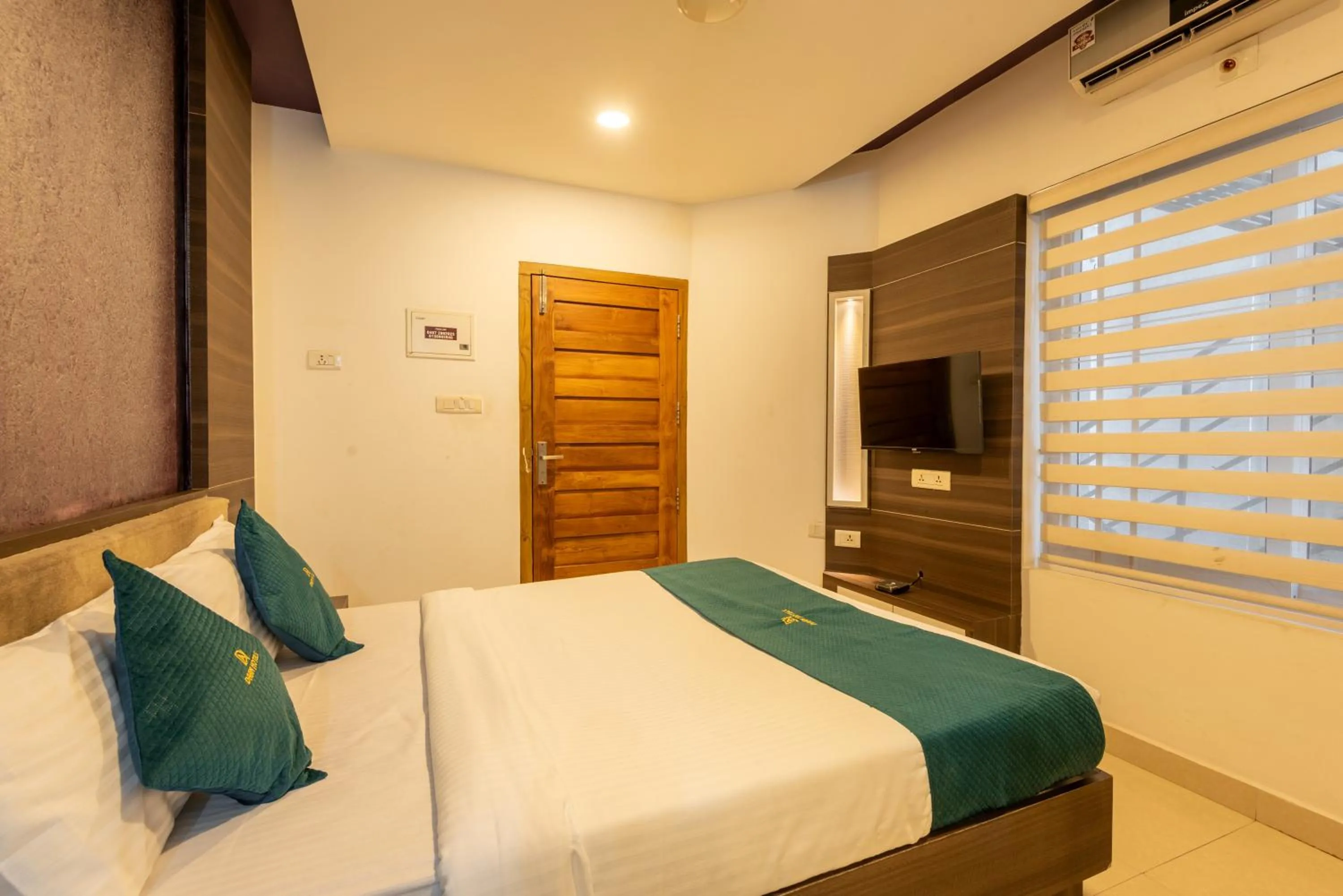 TV and multimedia, Bed in Daan Ambalath Maple Leaves