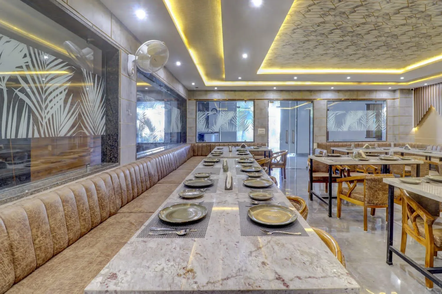 Restaurant/places to eat in Hotel Anand Villa