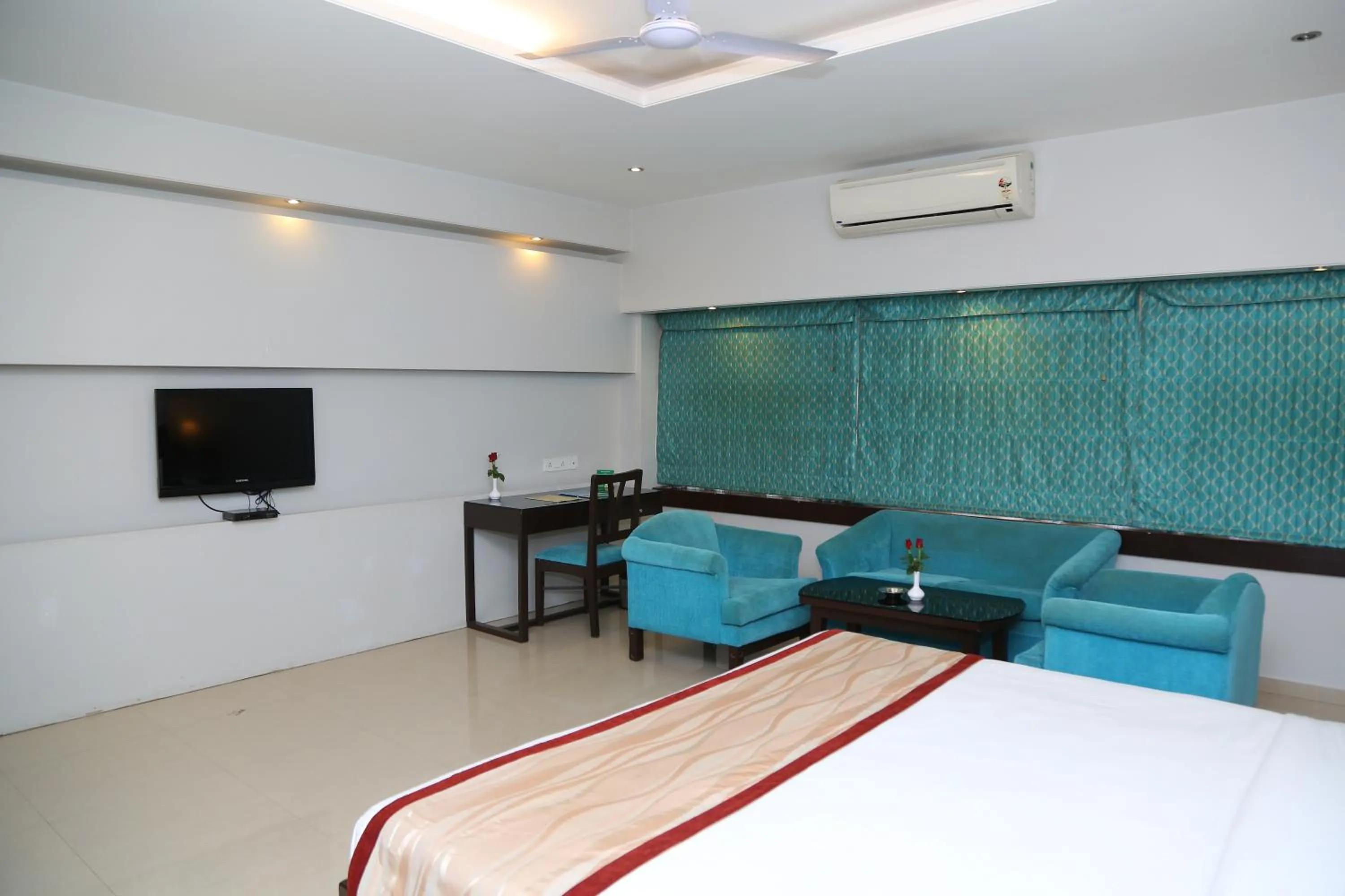 Photo of the whole room, Bed in The Curzon Court