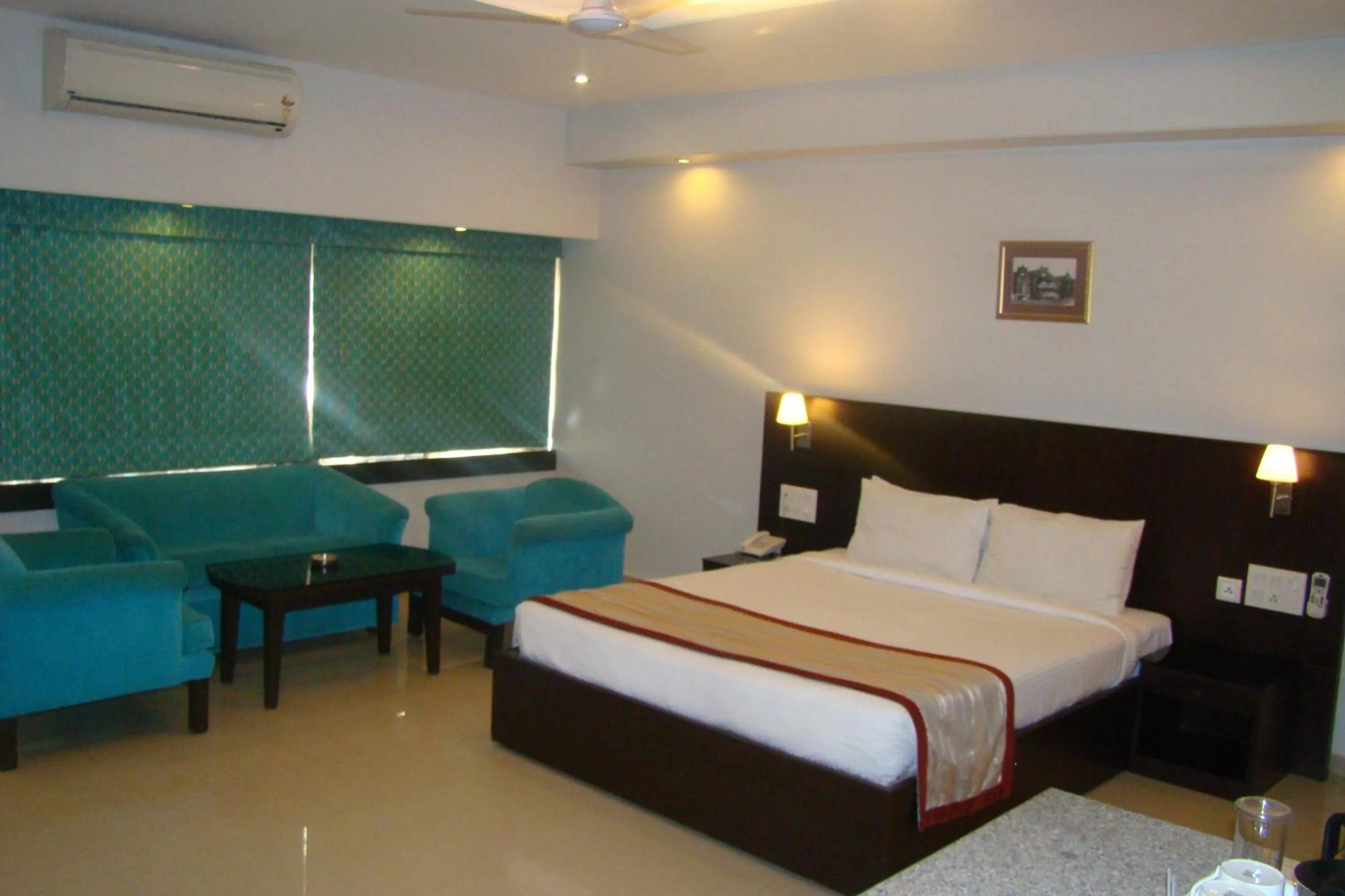 Photo of the whole room, Bed in The Curzon Court