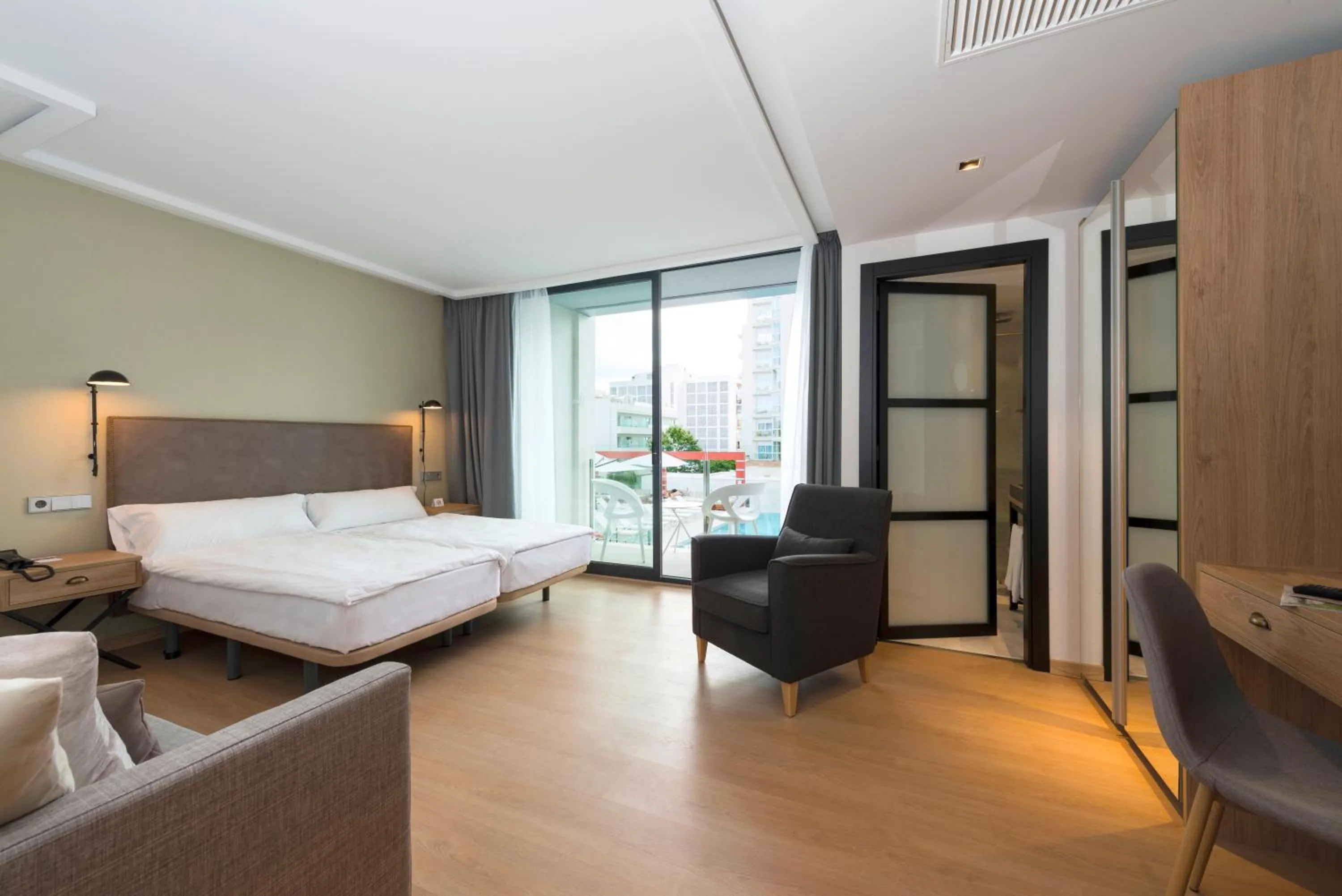 Photo of the whole room, Bed in Kyrat Amarac Suites