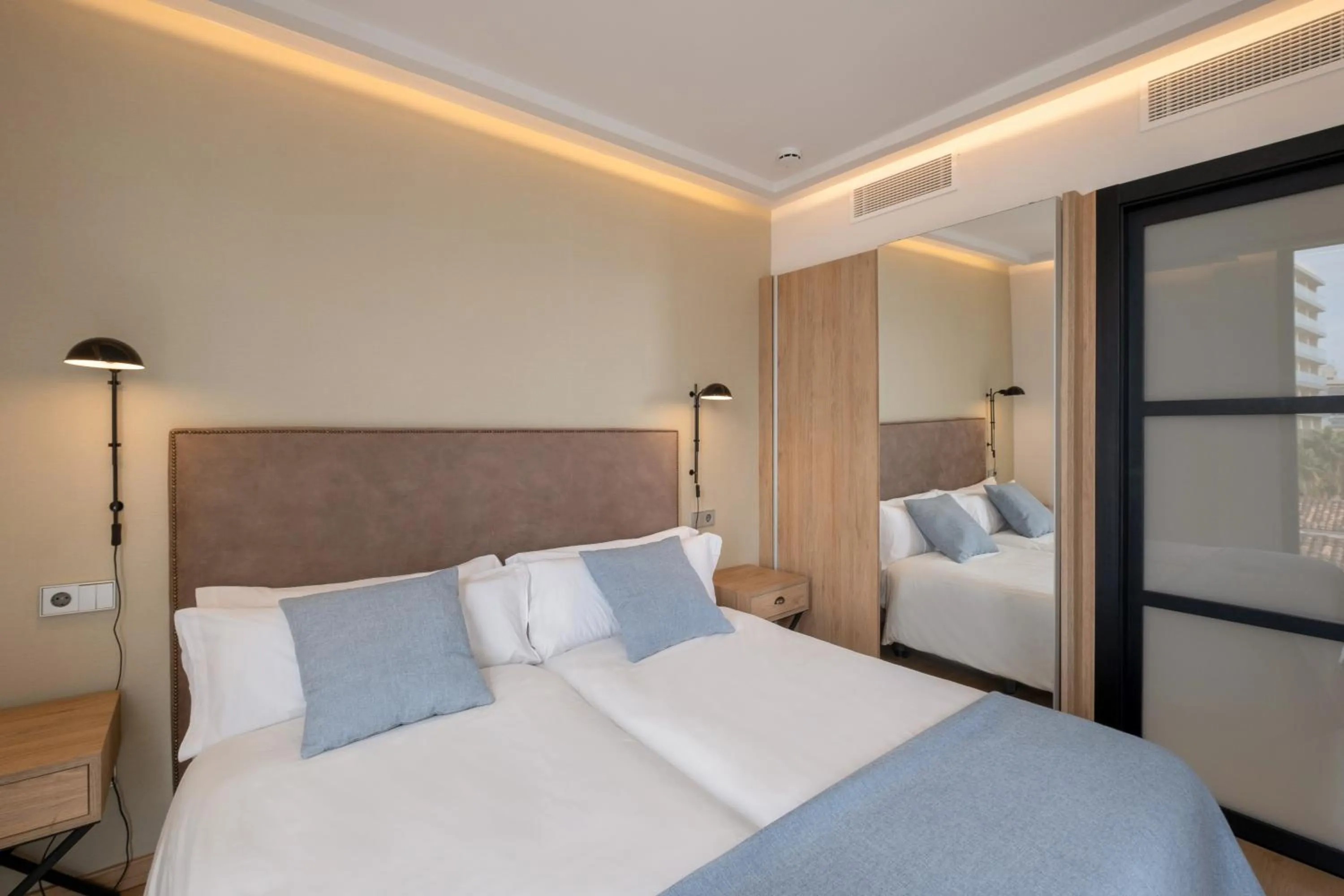 Bedroom, Bed in Kyrat Amarac Suites