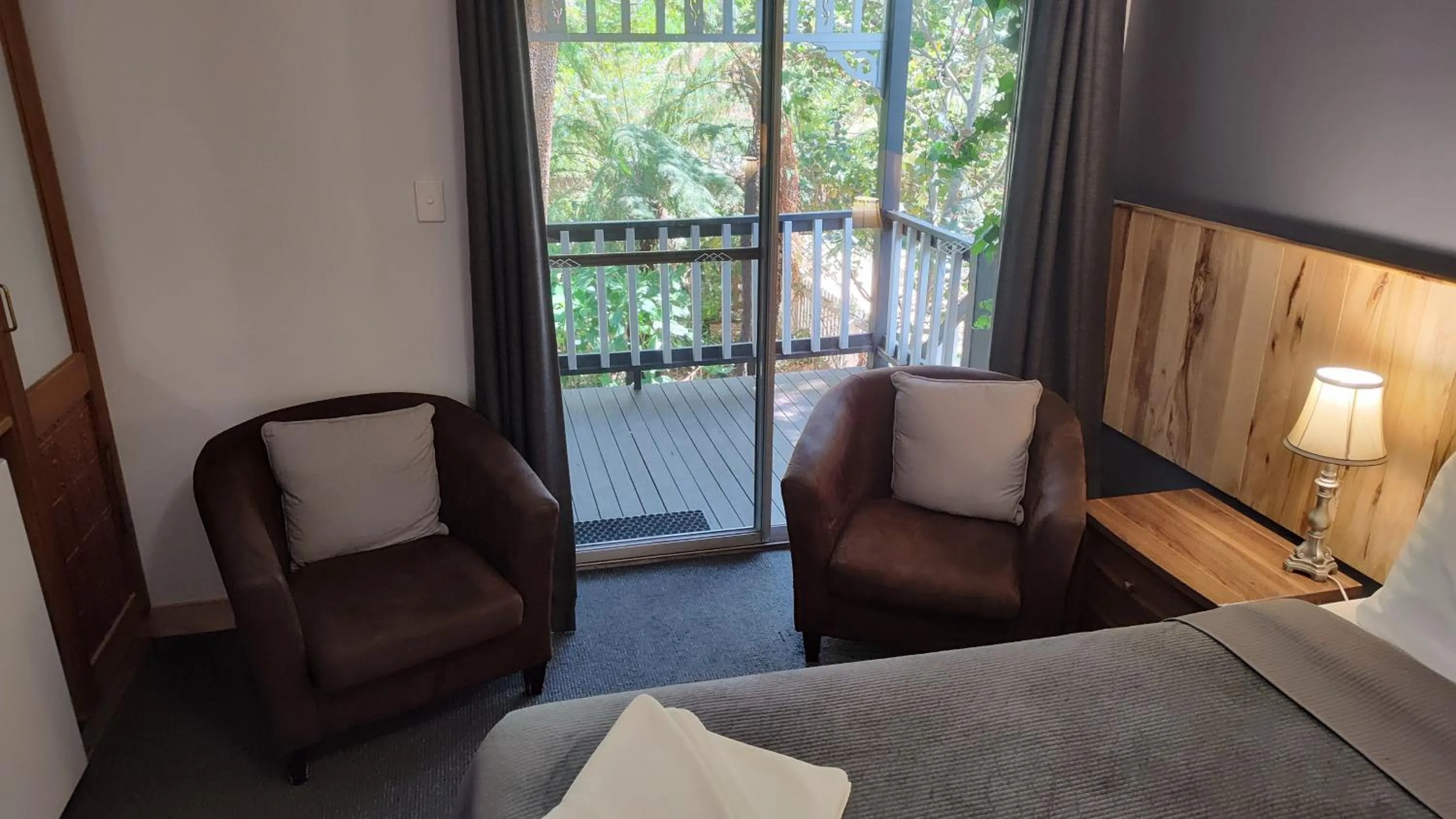 Seating area, Bed in Adamsons Riverside