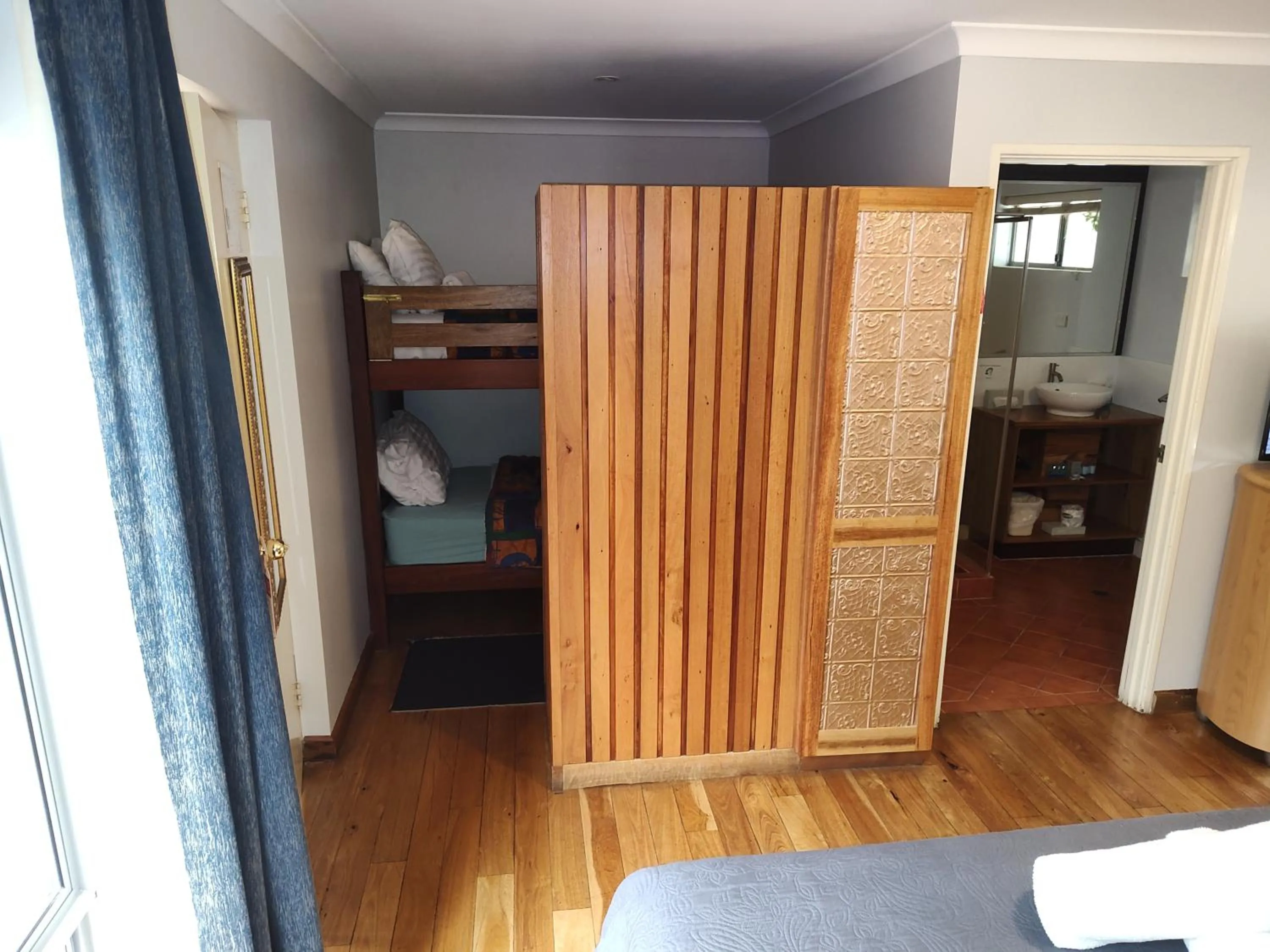 Bathroom, Bed in Adamsons Riverside