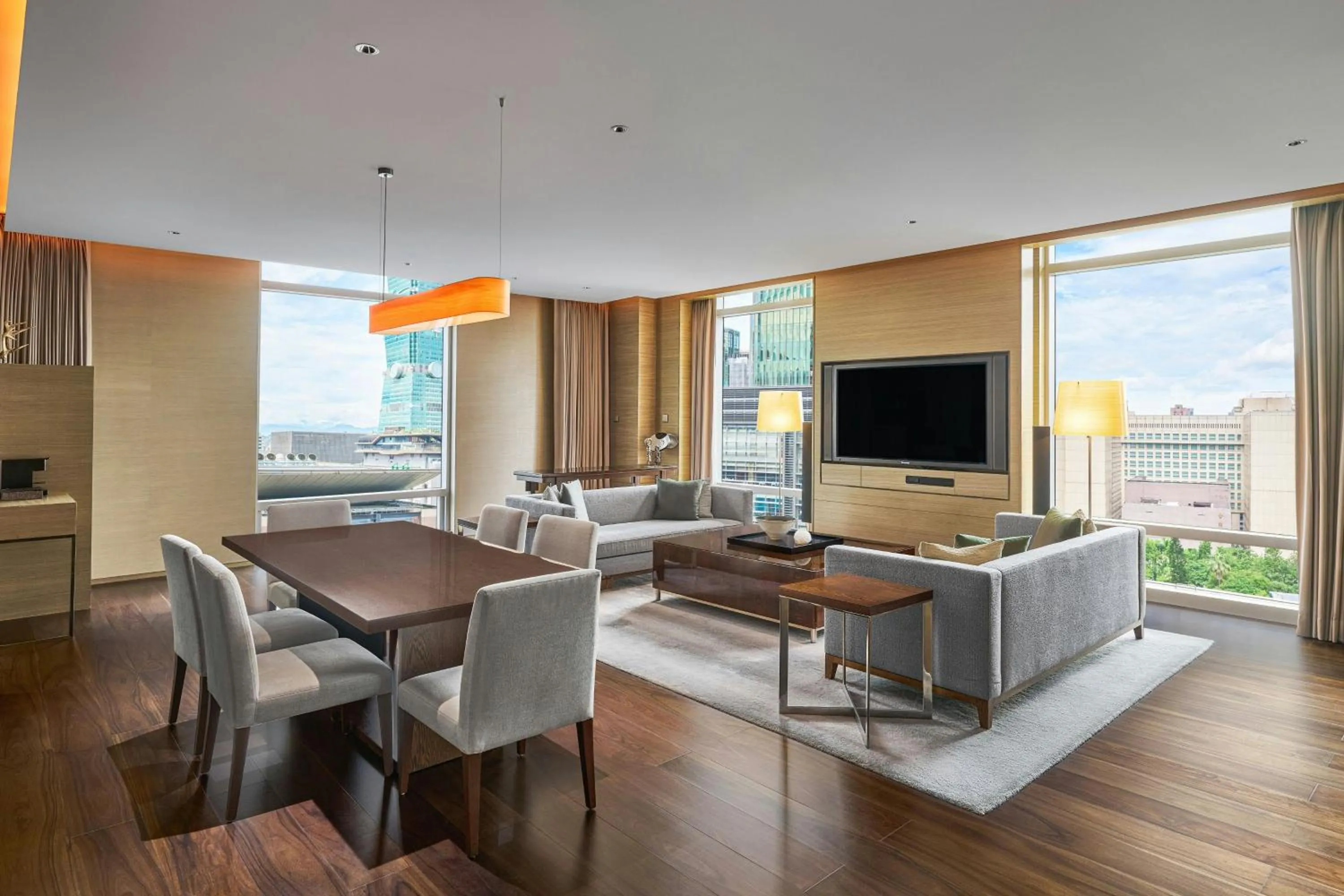 Photo of the whole room in Le Meridien Taipei