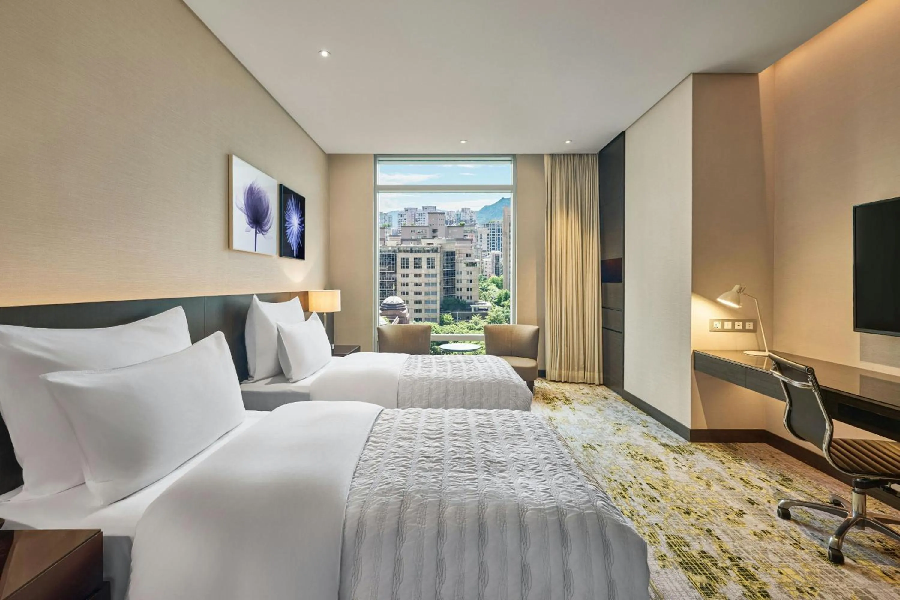 Photo of the whole room, Bed in Le Meridien Taipei