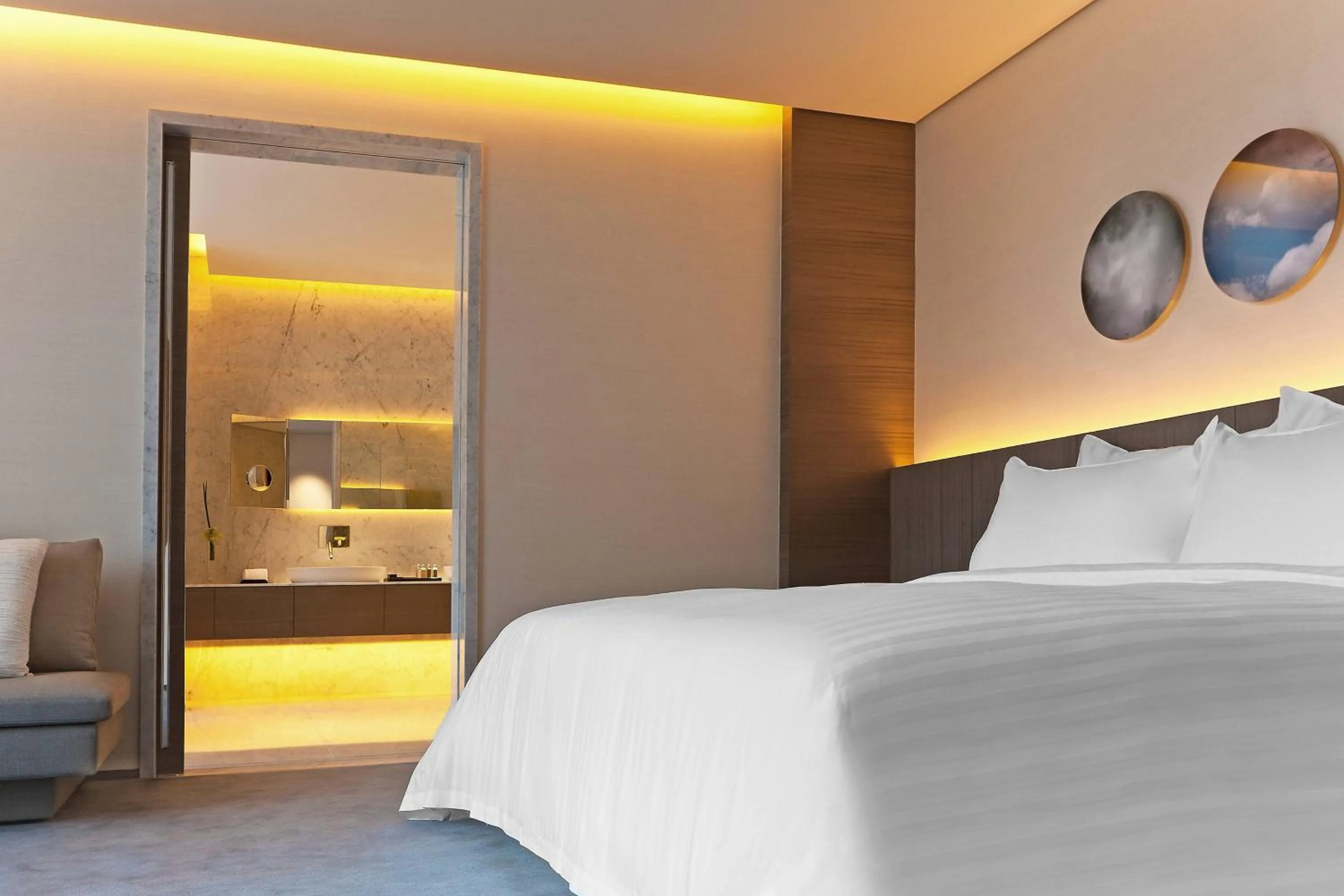 Photo of the whole room, Bed in Le Meridien Taipei