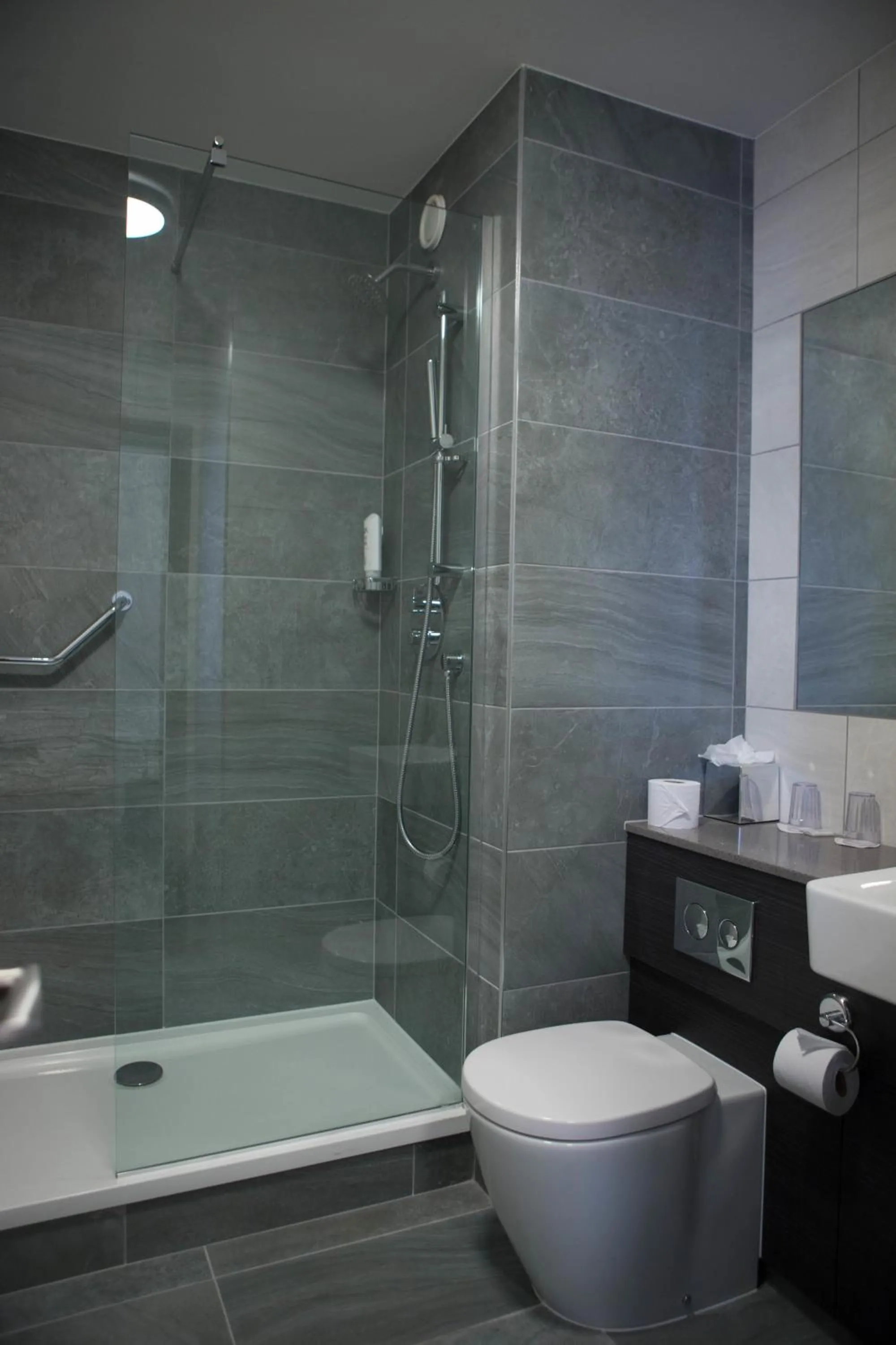 Bathroom in Maldron Hotel Pearse Street Dublin City