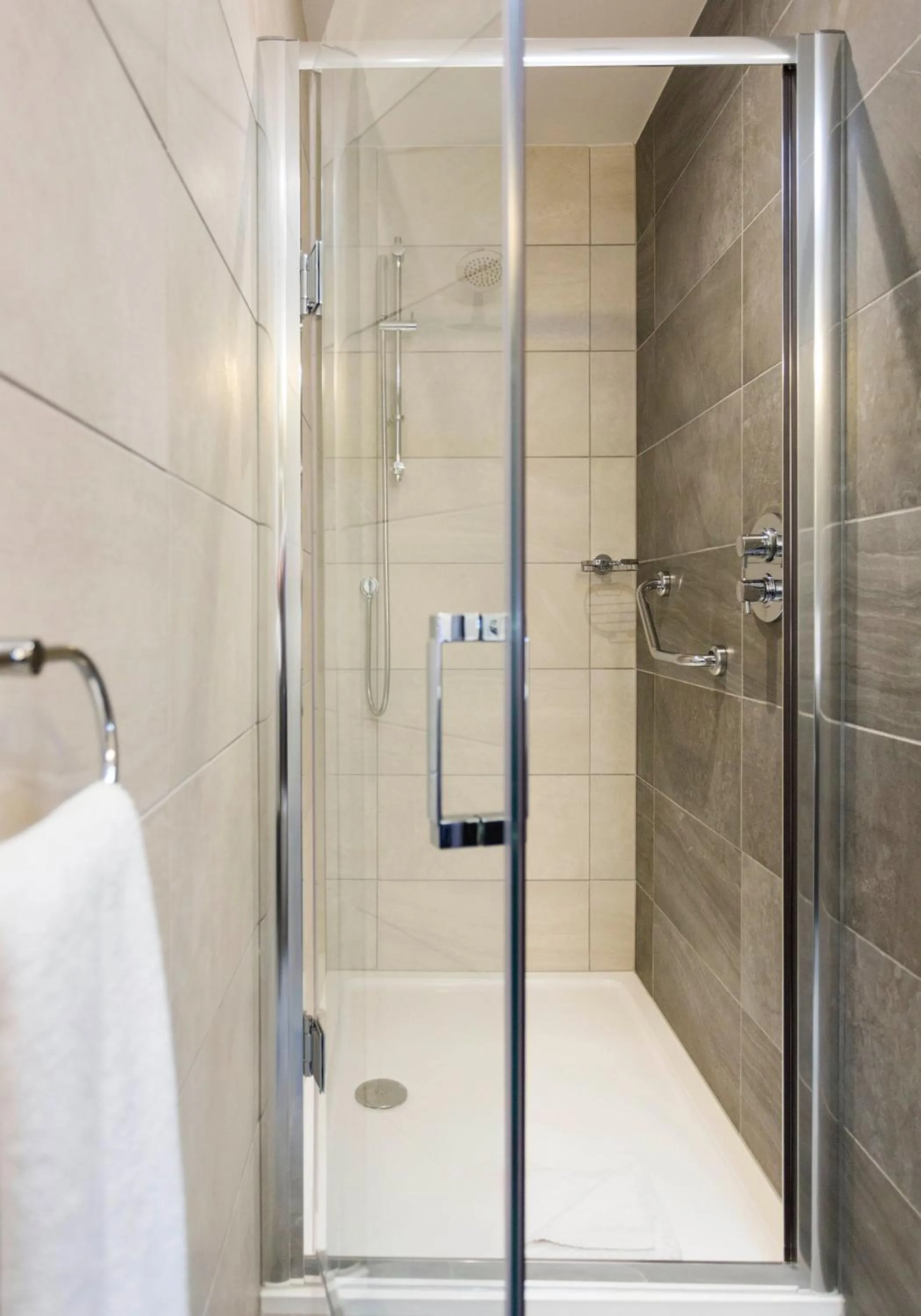 Bathroom in Maldron Hotel Pearse Street Dublin City