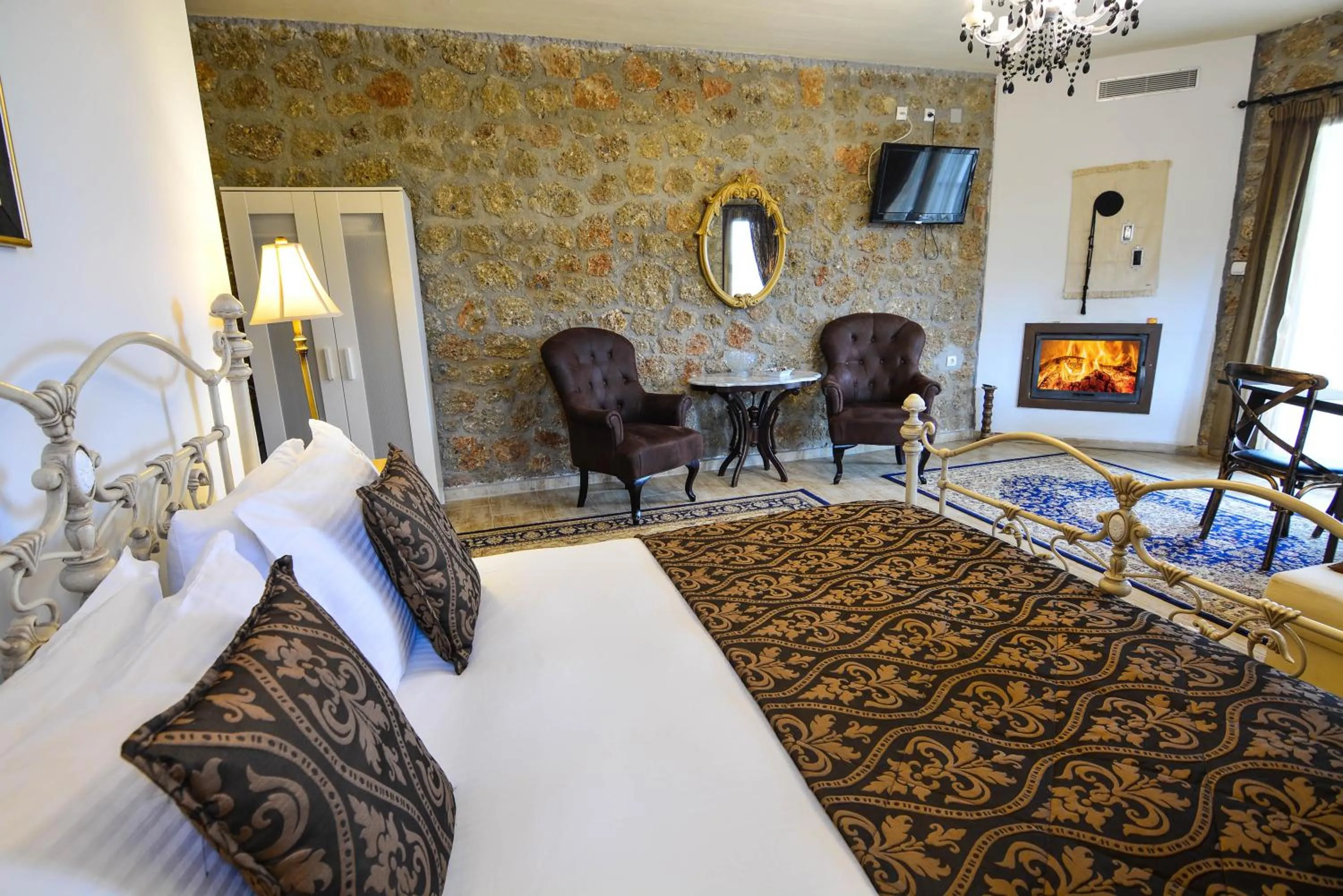 Seating area, Bed in Trikalon Muses Art Suites