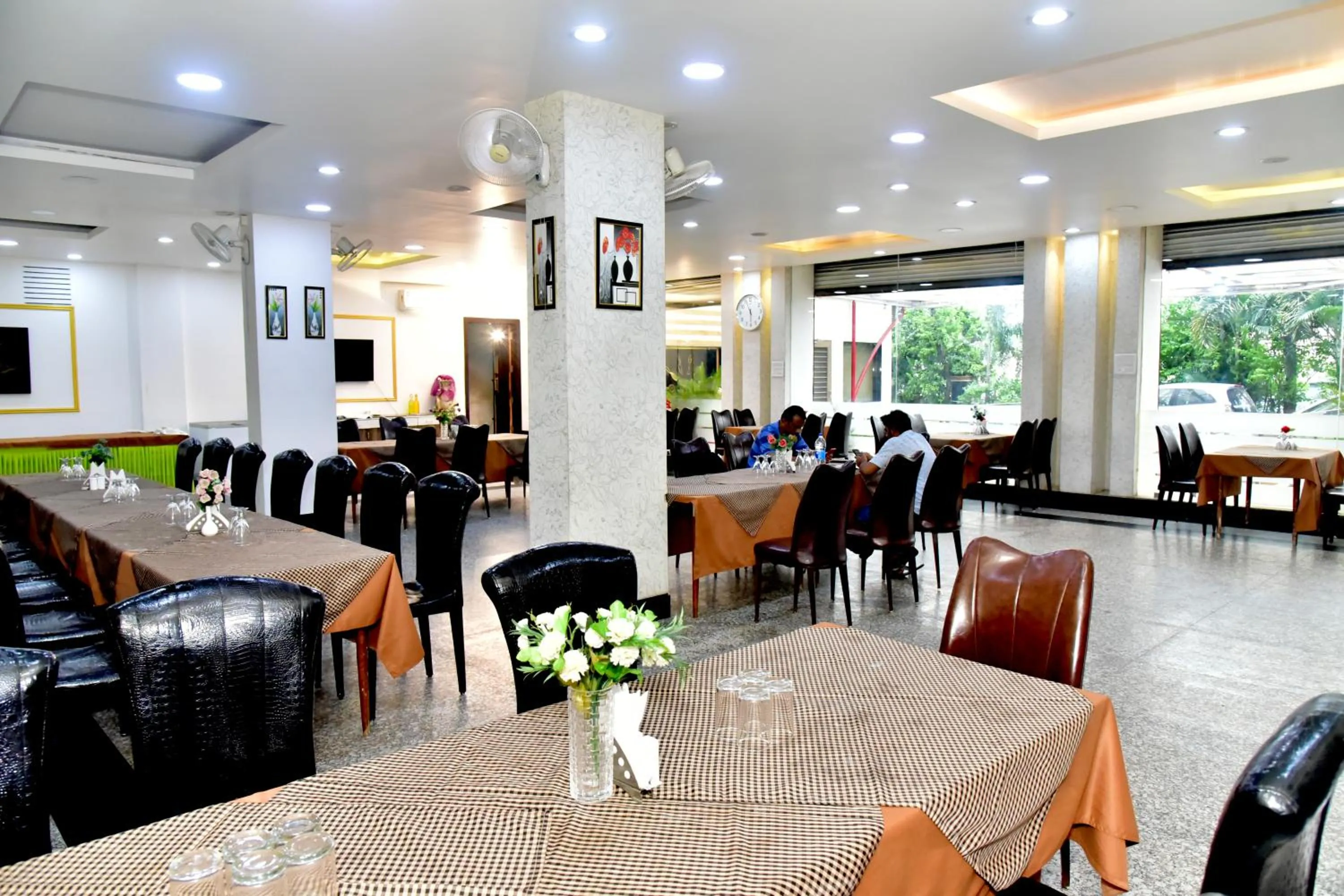Restaurant/places to eat in Hotel Suraj Palace