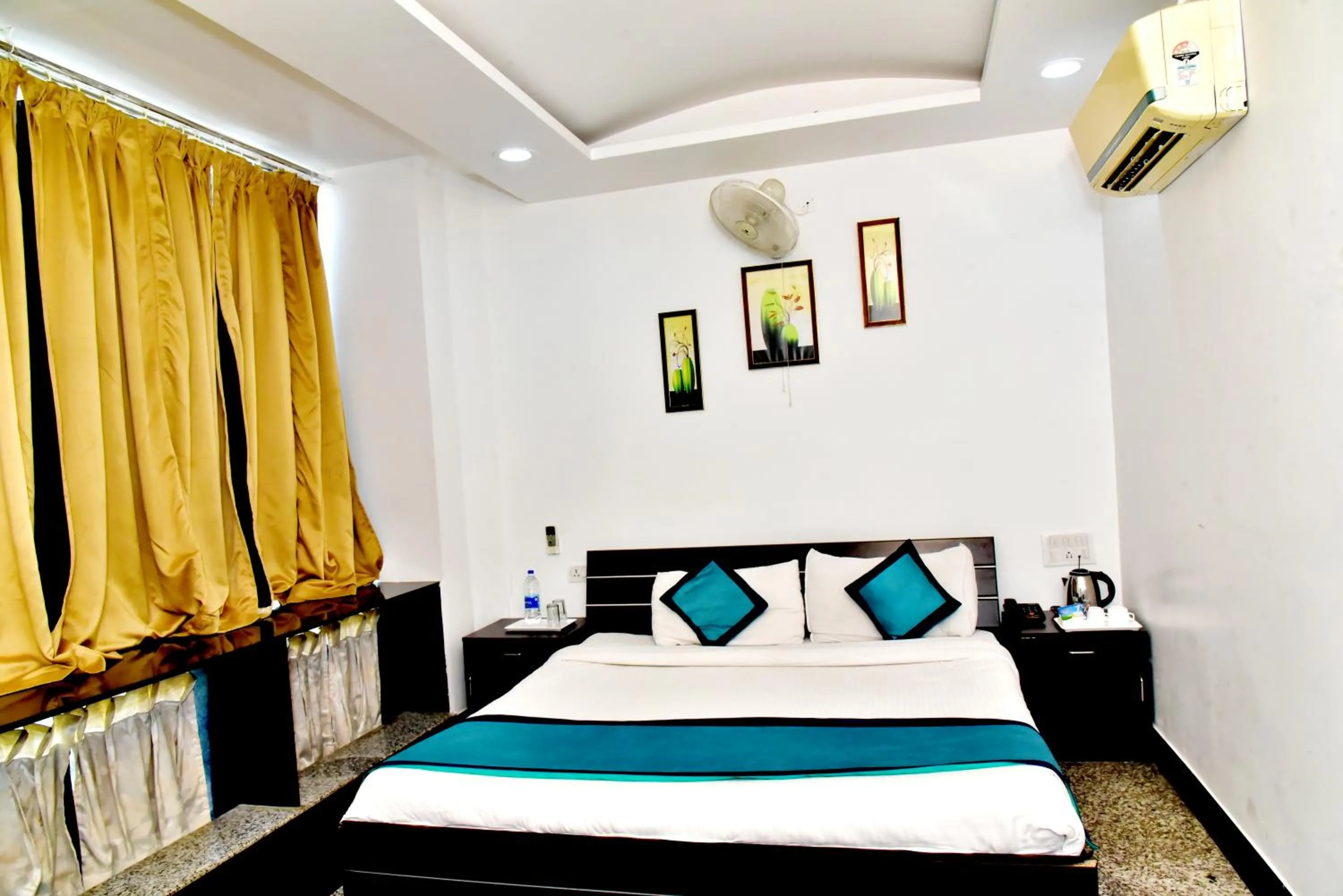 Bed in Hotel Suraj Palace