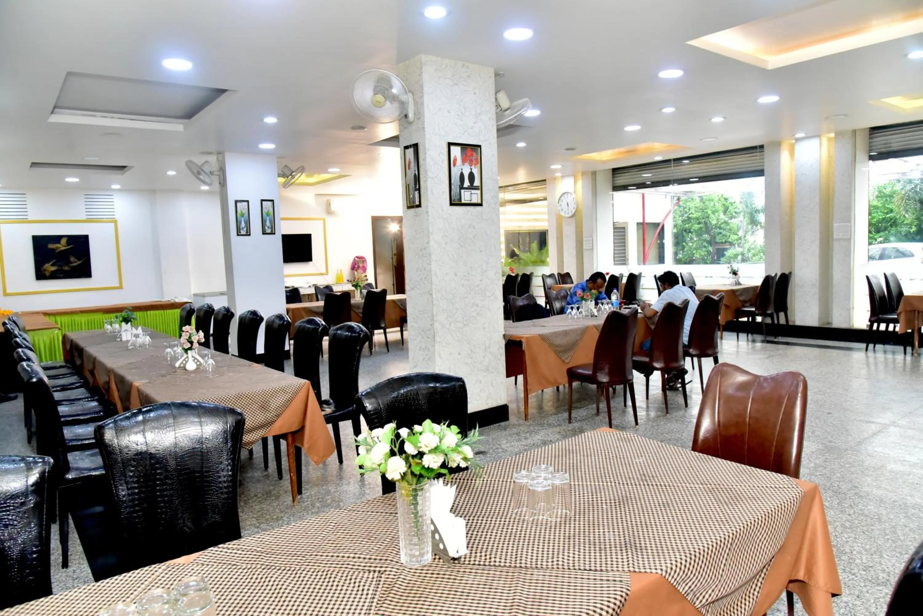 Restaurant/places to eat in Hotel Suraj Palace