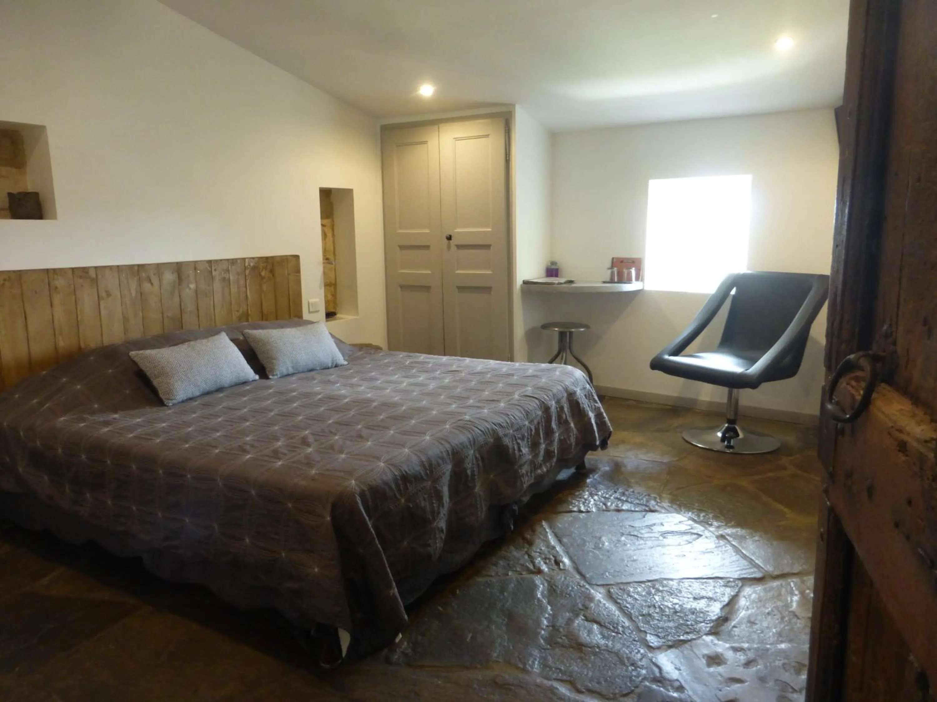 Photo of the whole room, Bed in Le Mas des Monèdes