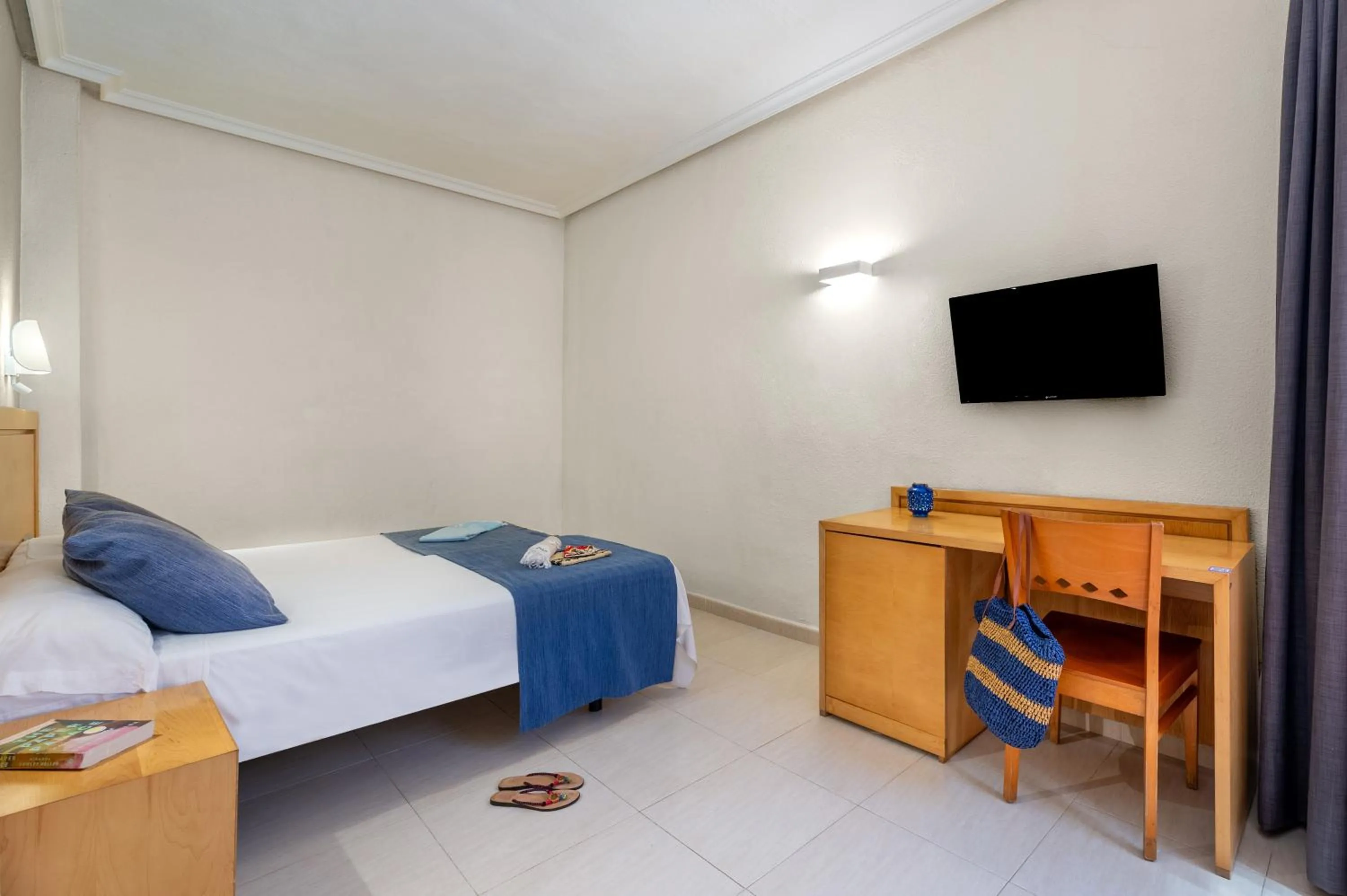 Bedroom, Bed in Hotel Vibra s'Estanyol